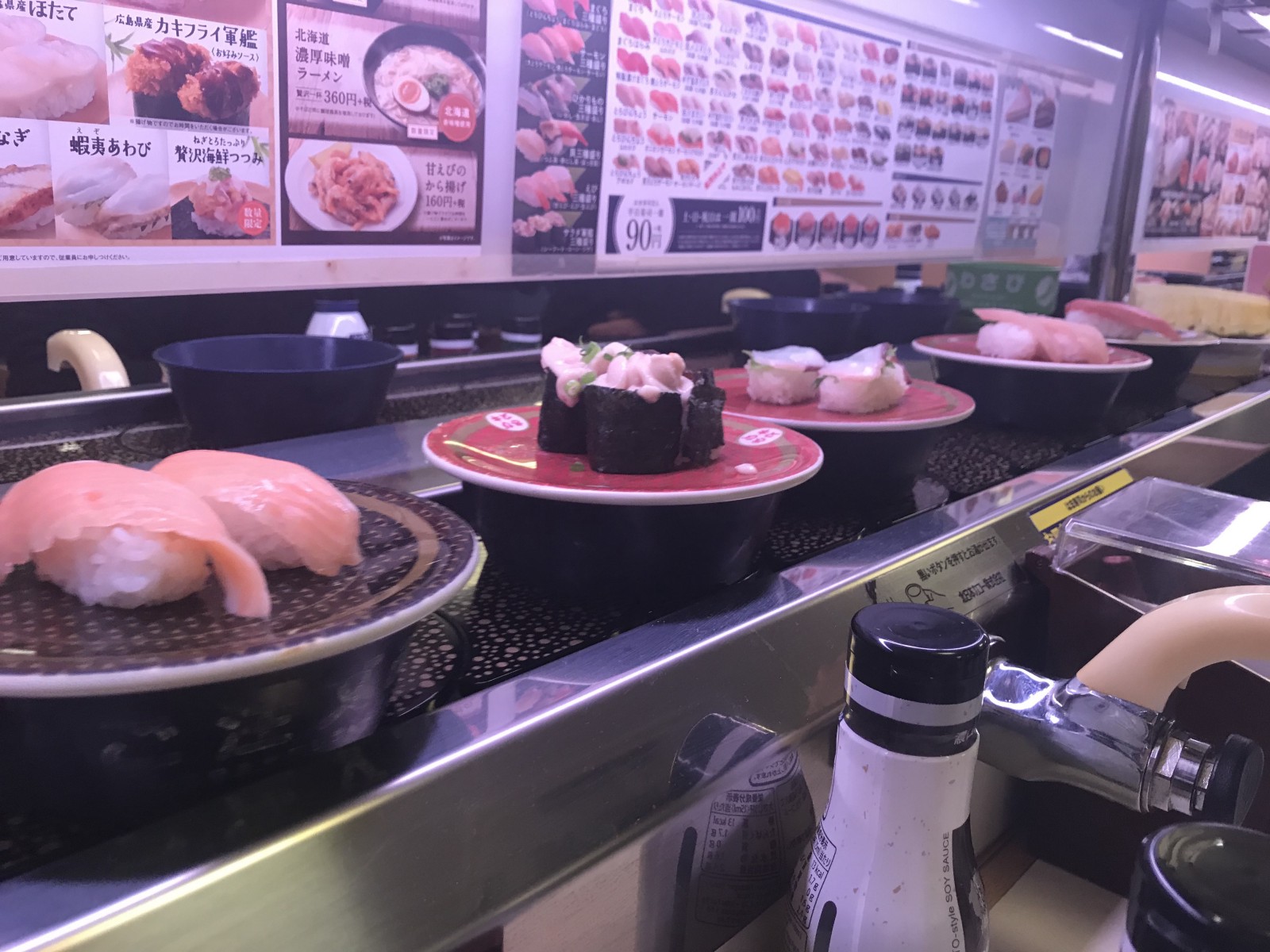 Sushi on conveyor belt at Hama Sushi