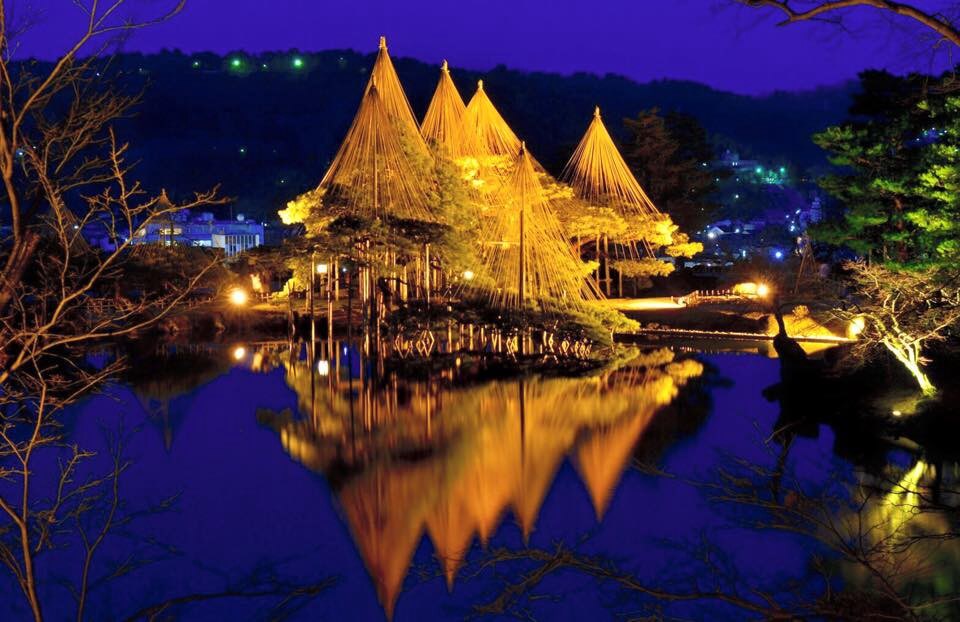 Vue de nuit au jardin Kenrokuen