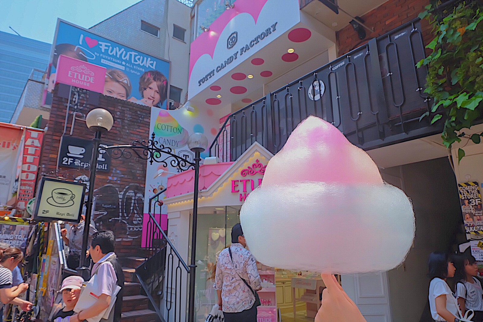 Totti Candy Factory : Fluffy Rainbow Cotton Candy in Harajuku