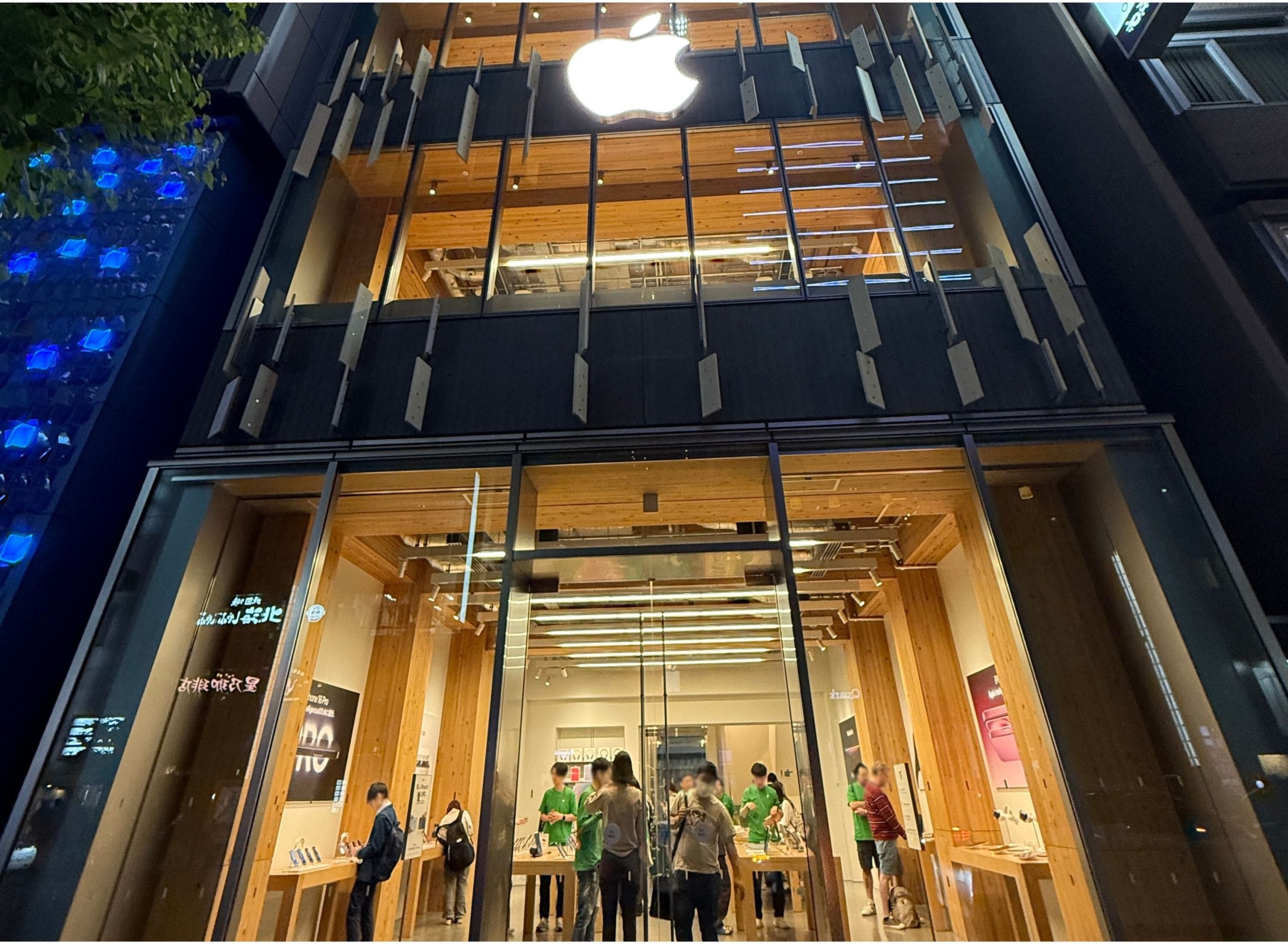 The building of Apple Store Ginza