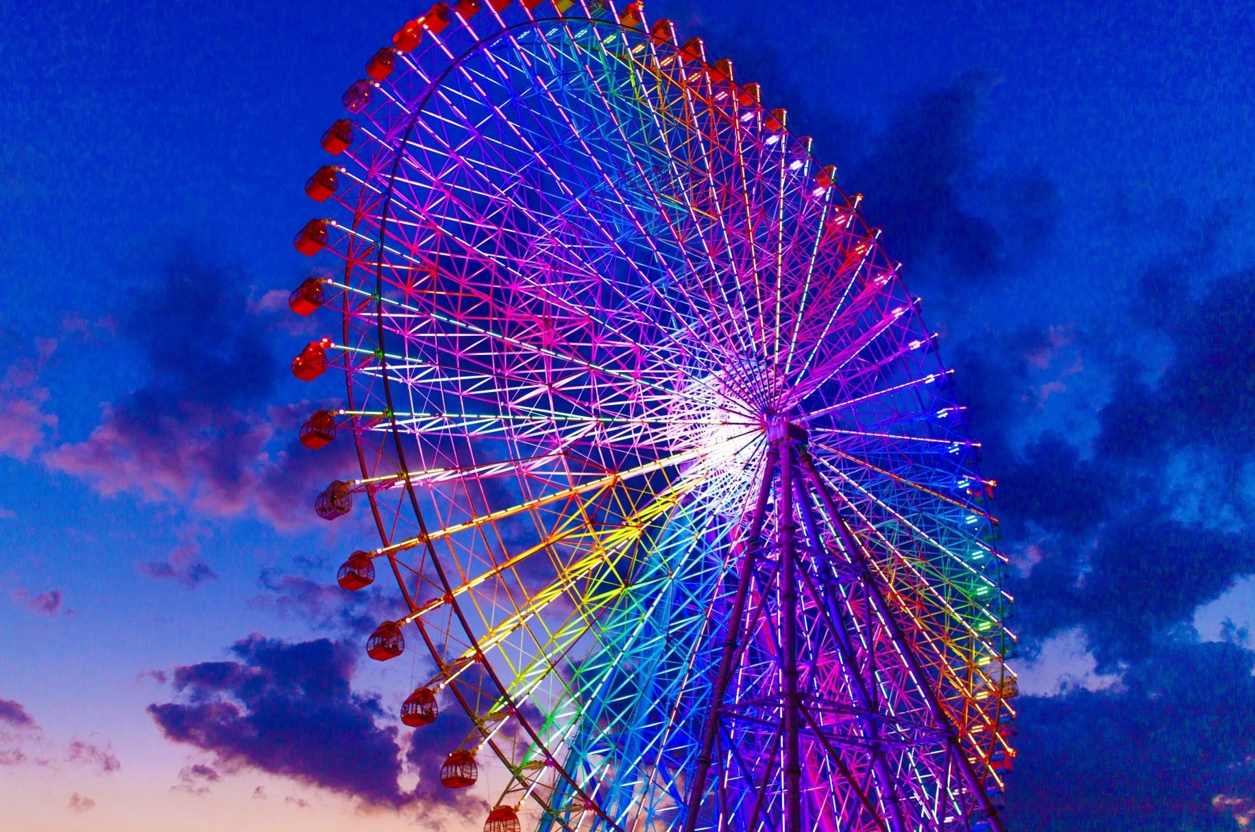 The colourful Ferris wheel of Tempozan after sunset