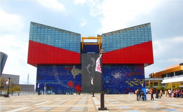 In front of the Kaiyukan Aquarium entrance