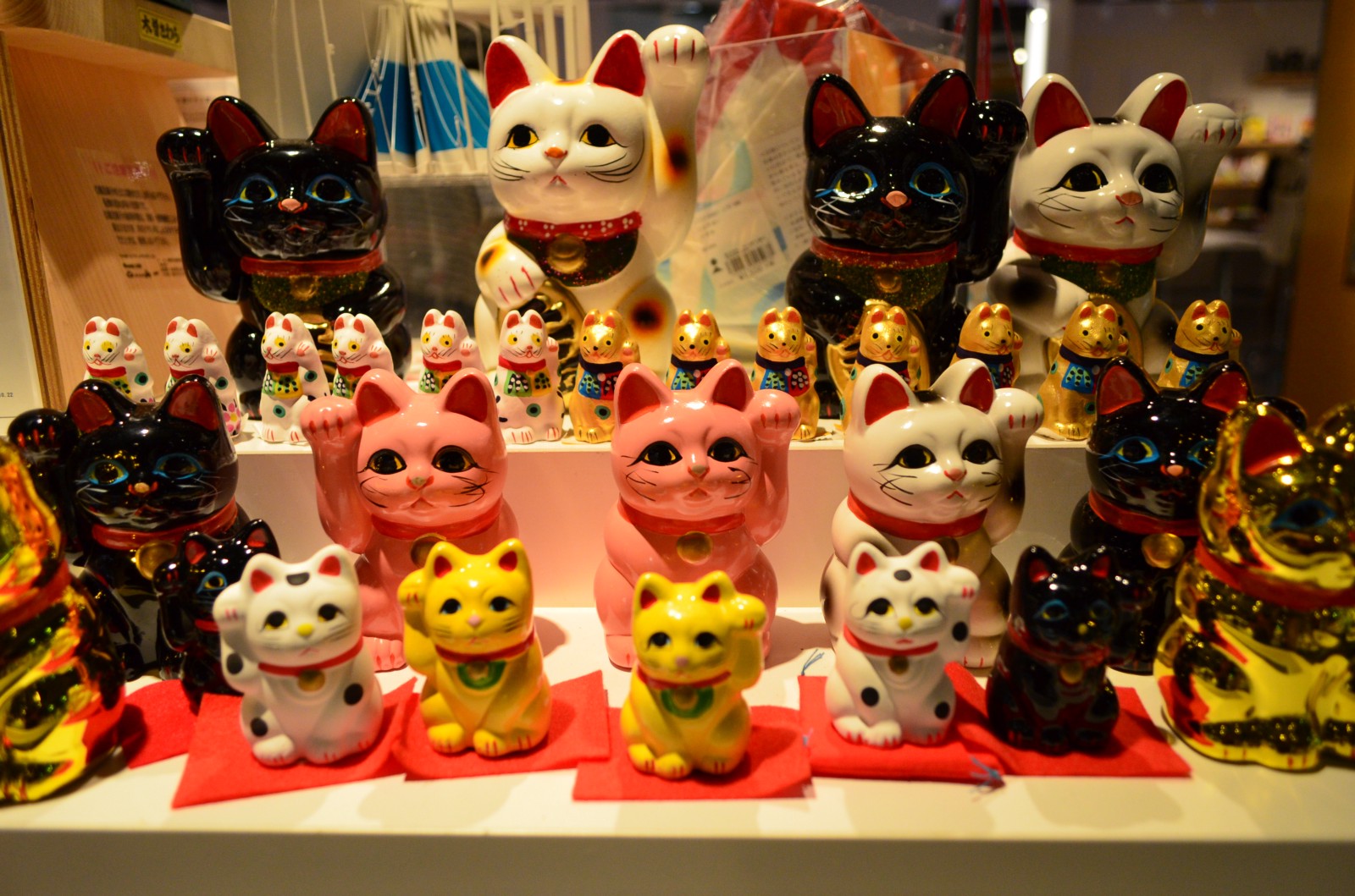 The Maneki-Neko cat - ROPPONGI