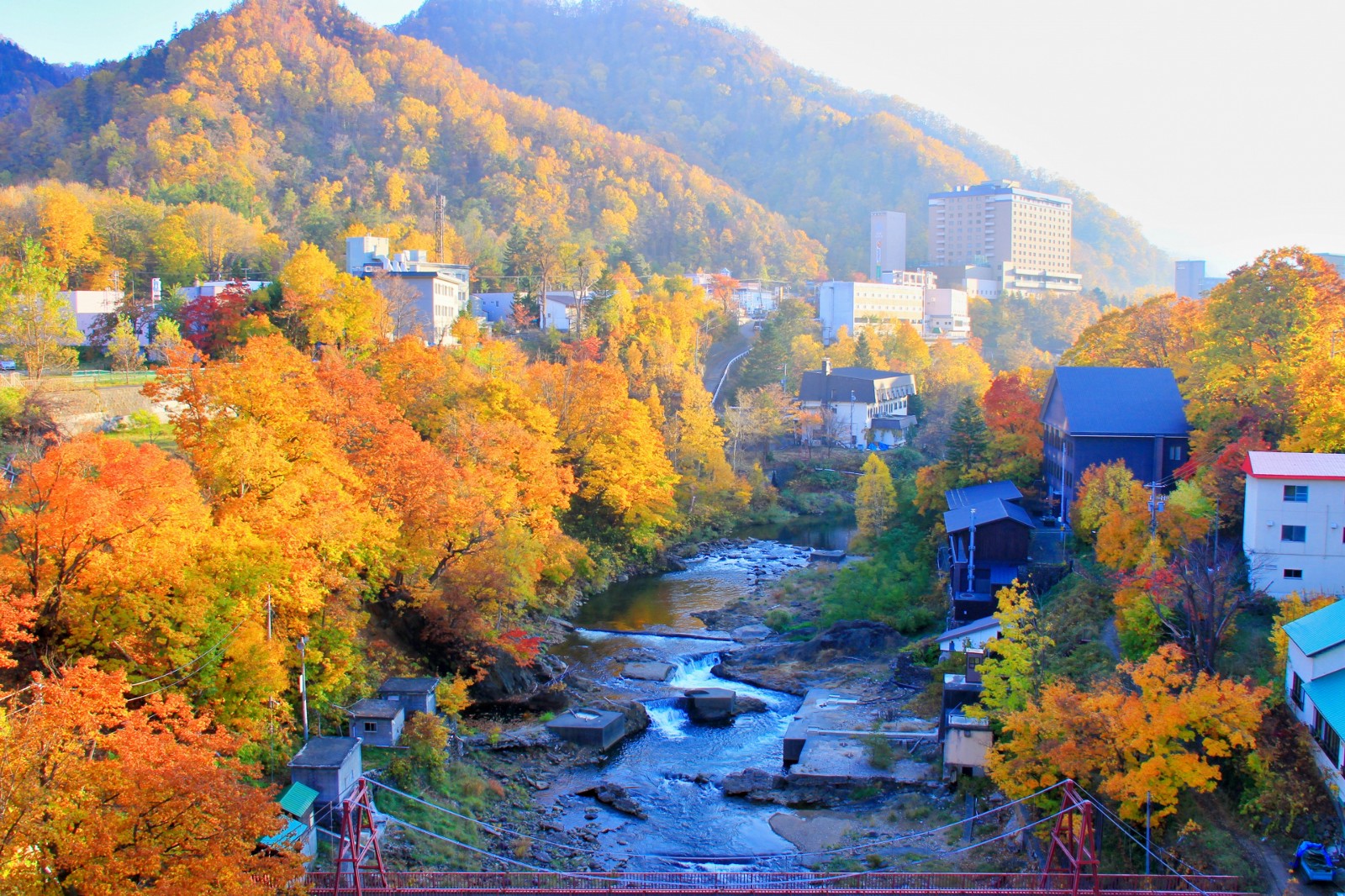 札幌定山溪壯觀的楓葉秋景