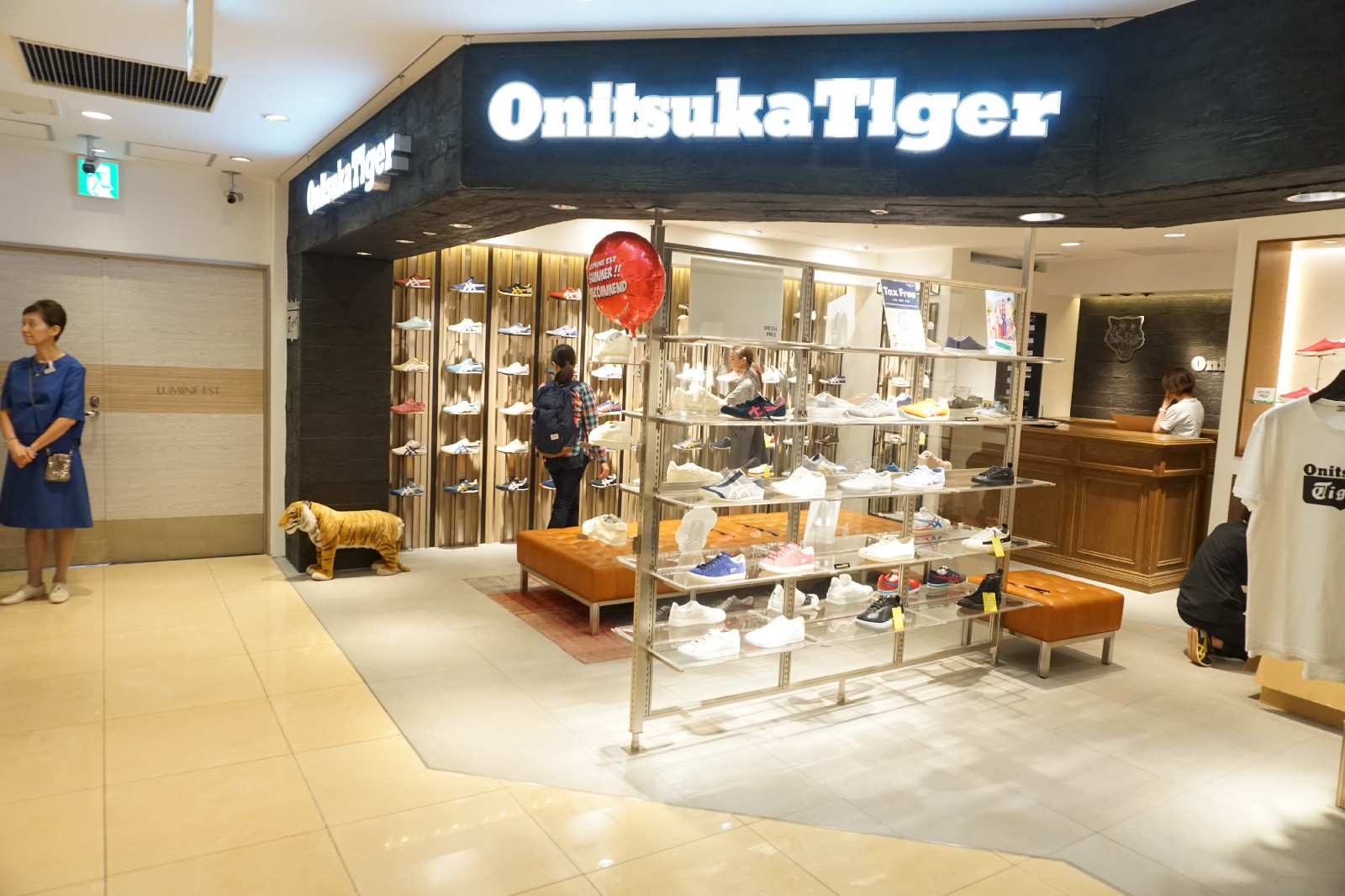 onitsuka tiger shinjuku store