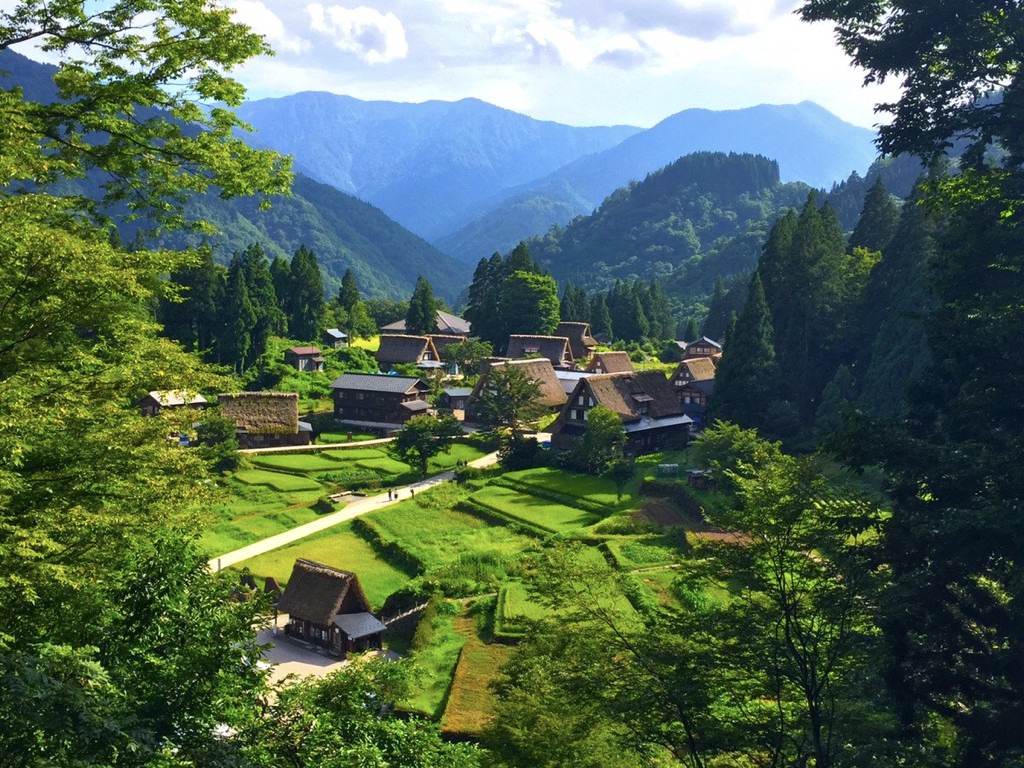 The view of Ainokura Village from the photo spot