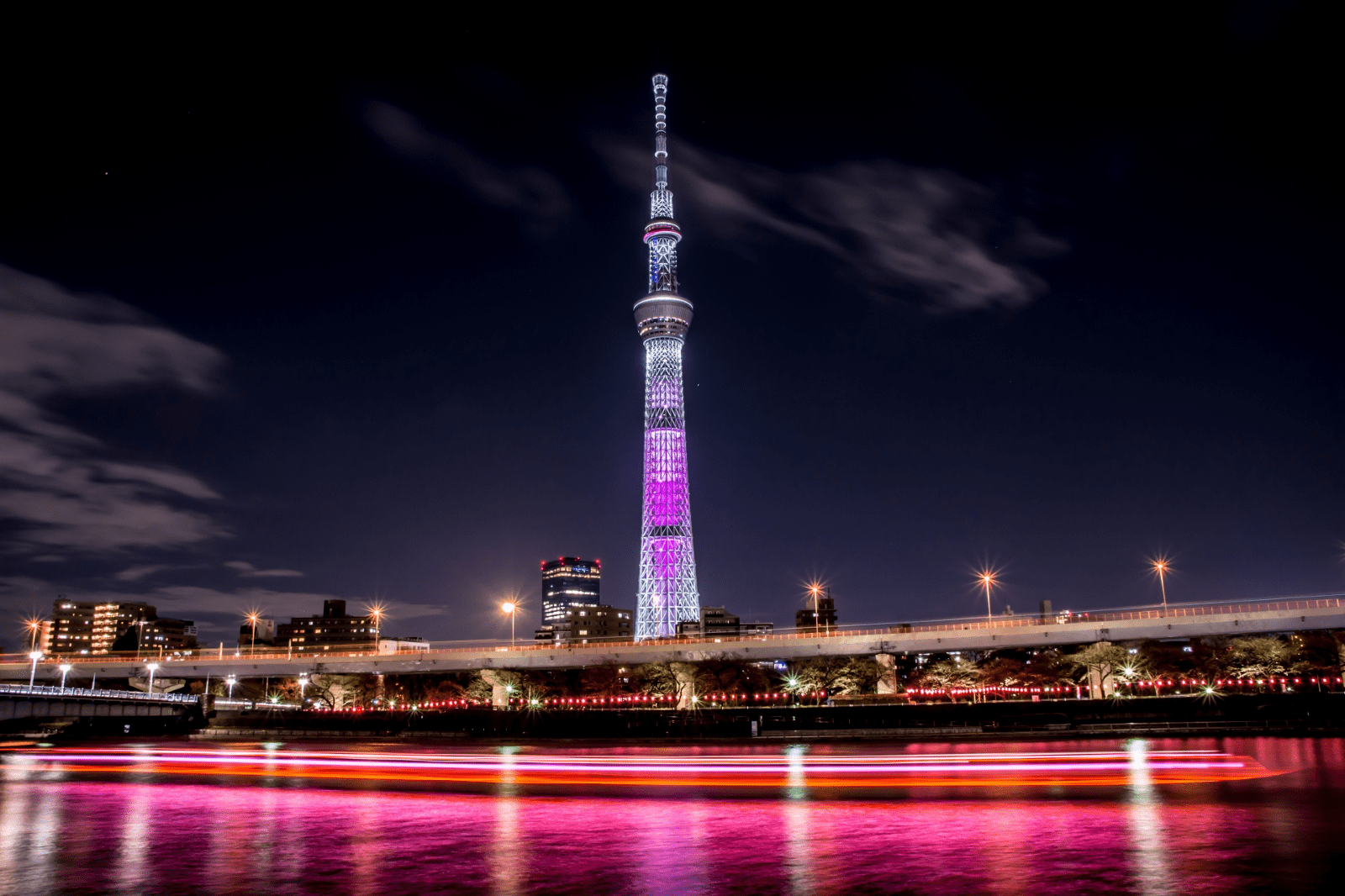 Tokyo sky tree токио. Небесное дерево (Tokyo Skytree). Япония, Токио. Телебашня небесное дерево в Токио. Башня Токио Скай три. Башня в Токио Sky Tree.