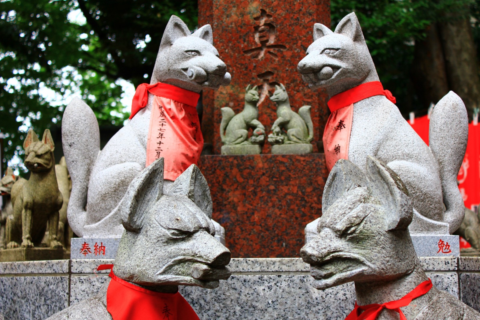 Fox statues at Toyokawa Inari Tokyo Betsuin