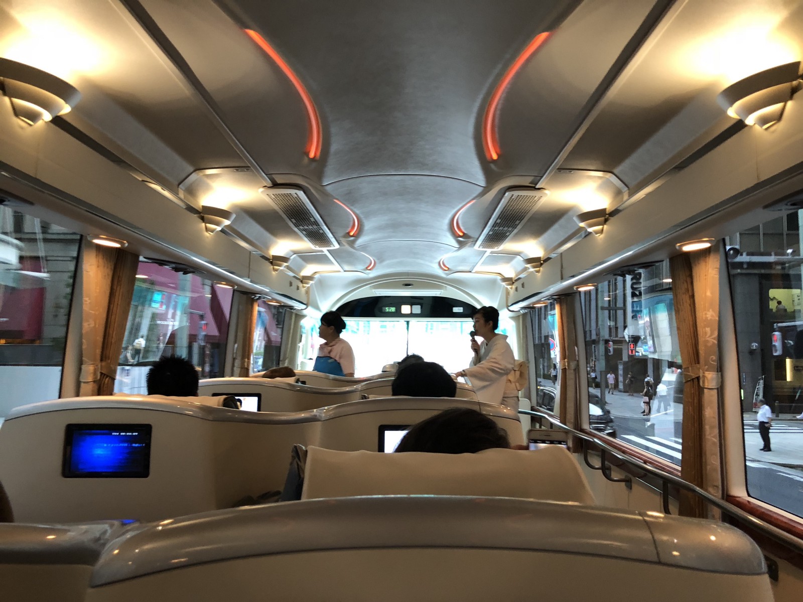 Luxurious bus on the way to Sukiyabashi Jiro