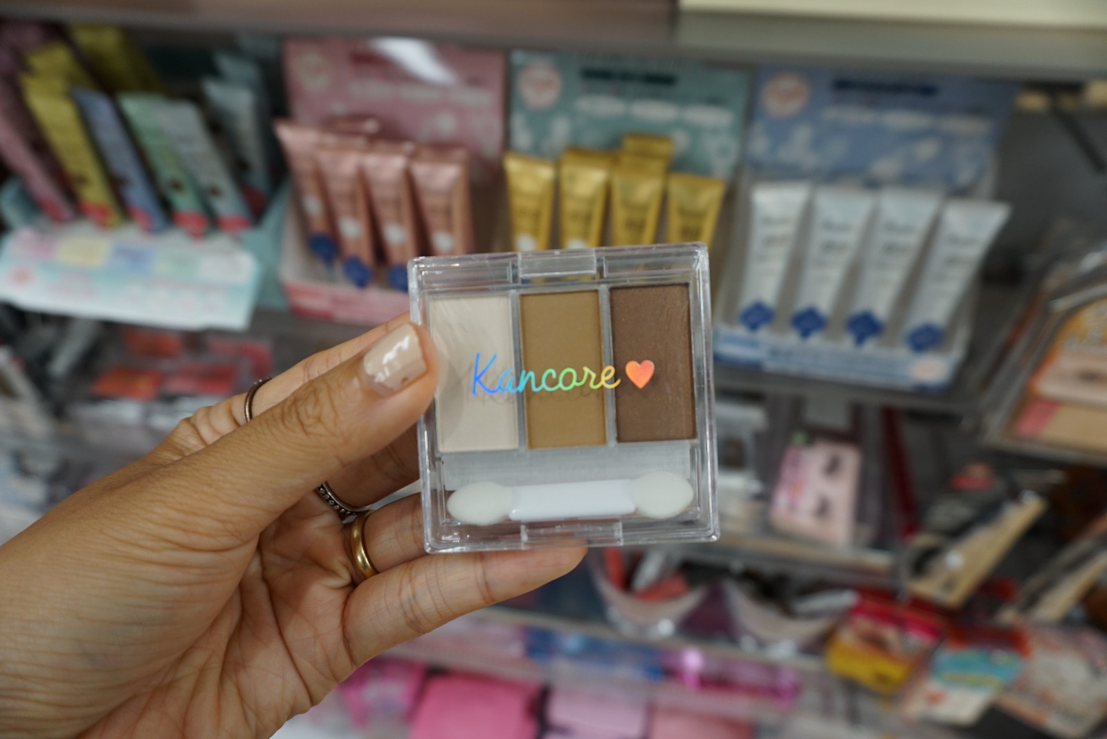 Daiso Japan  Brasil - Pessoal! Quem conhece a essence cosmetics sabe que  sempre tem linha de produtos limitados né?! E até final de Novembro estará  disponível a linha de produtos metálicos