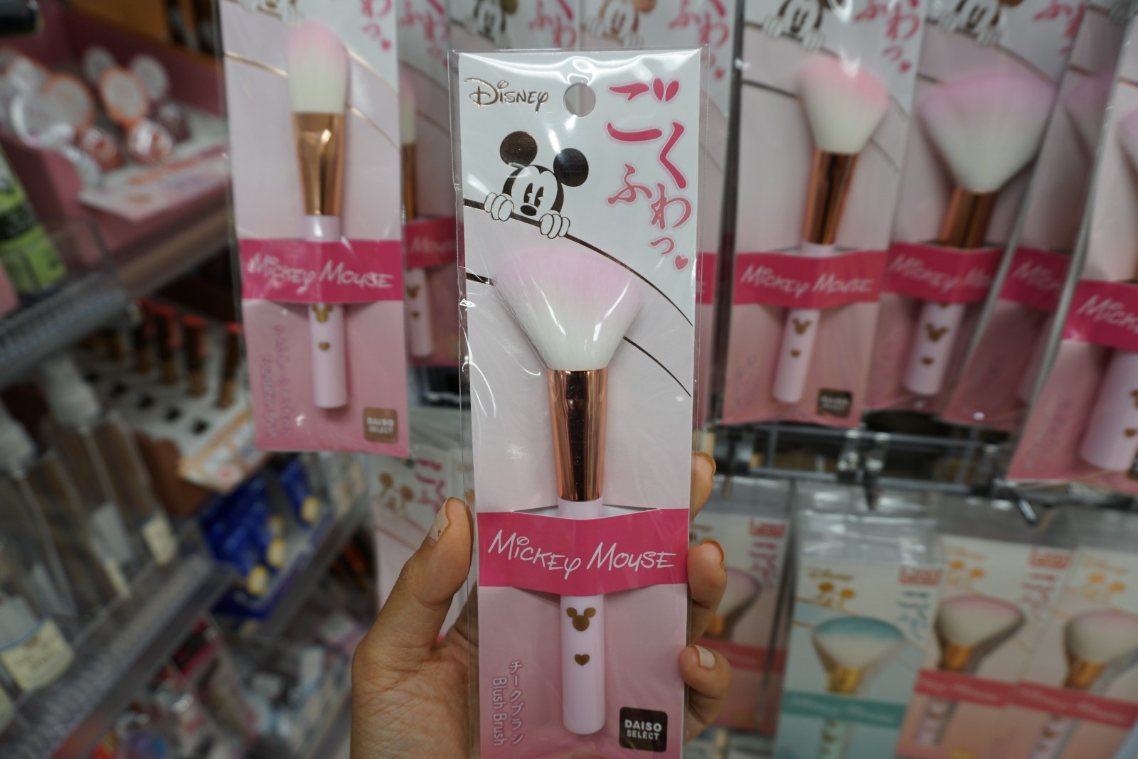 Daiso Japan  Brasil - Pessoal! Quem conhece a essence cosmetics sabe que  sempre tem linha de produtos limitados né?! E até final de Novembro estará  disponível a linha de produtos metálicos