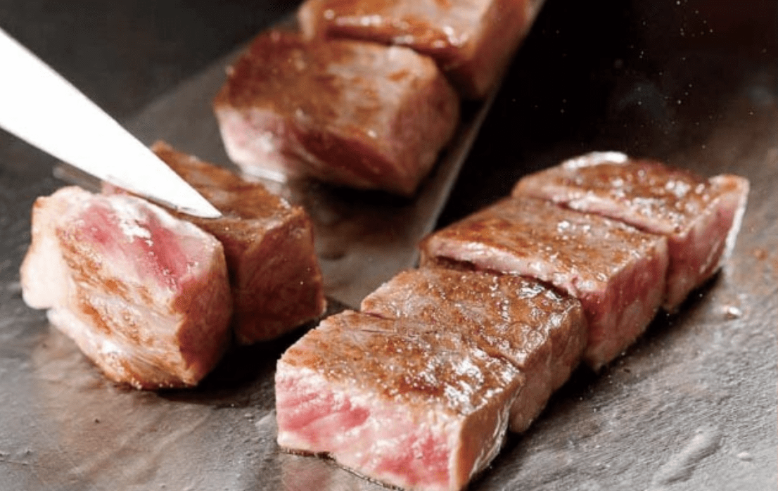 Cutting Teppanyaki Wagyu Beef 