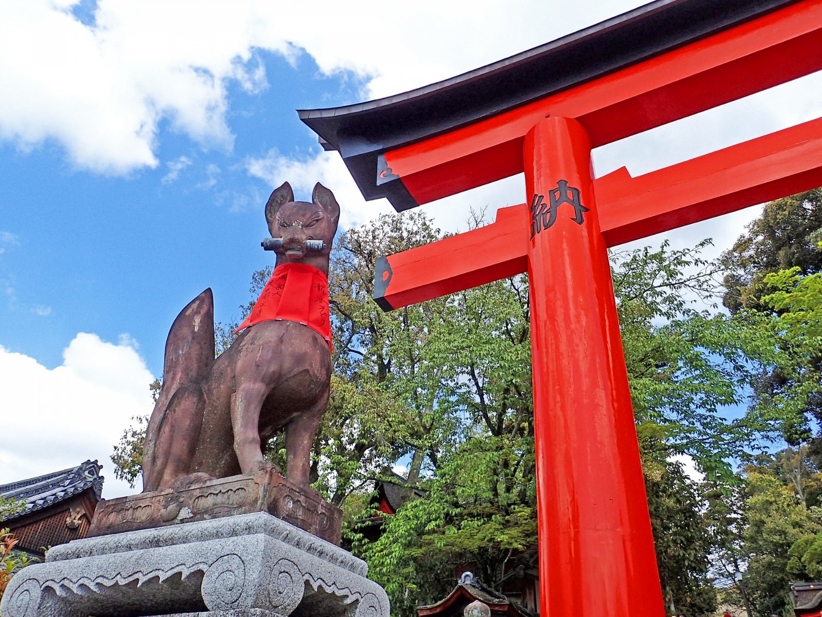 Kitsune statue at Fushimi Inari Taisha