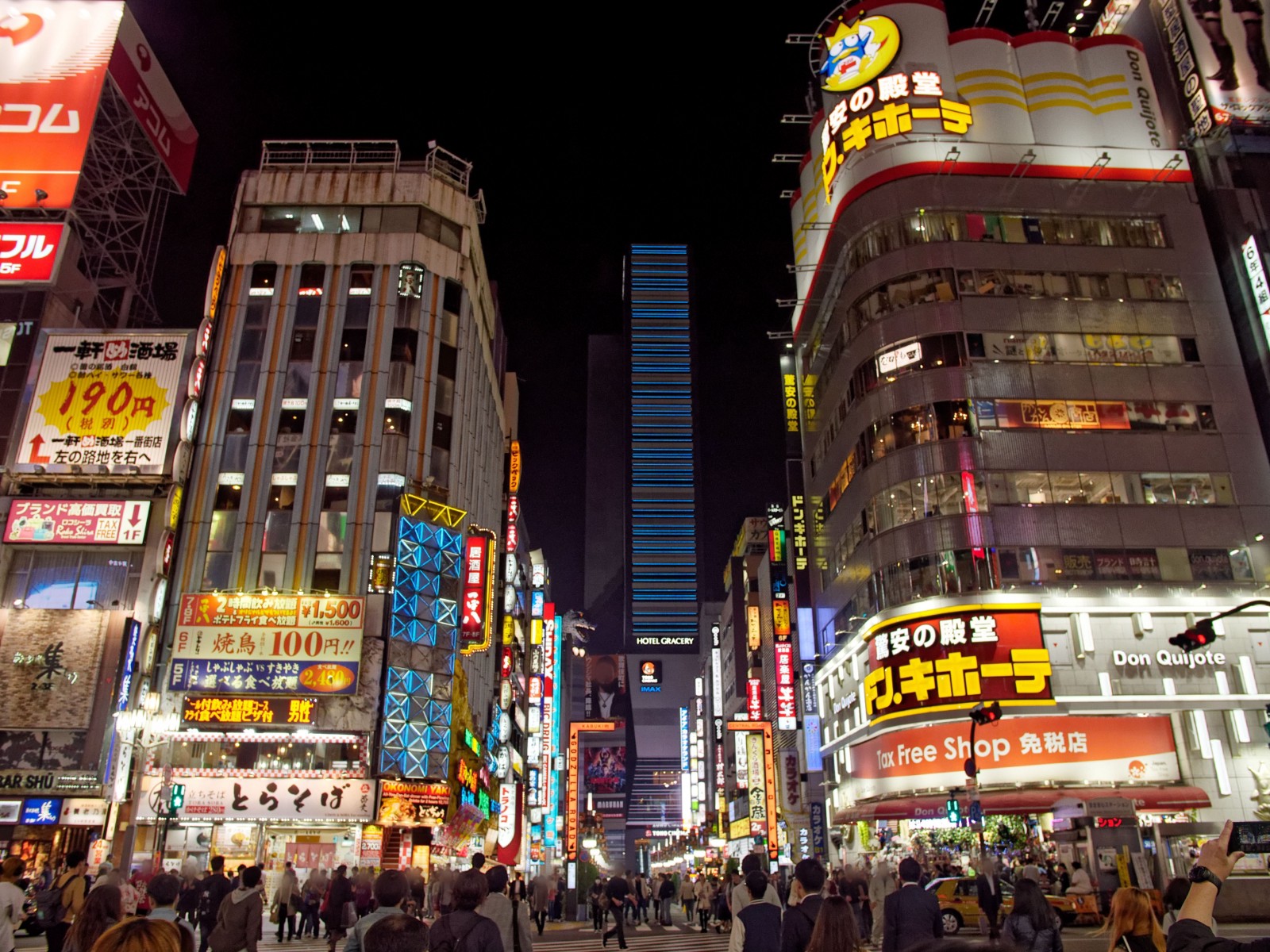 A rua movimentada de Shinjuku, Tokyo