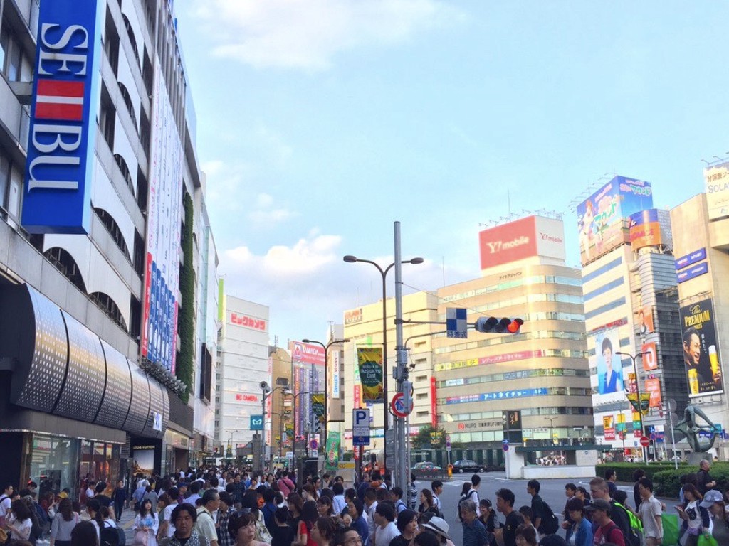 La strada affollata di Ikebukuro, Tokyo