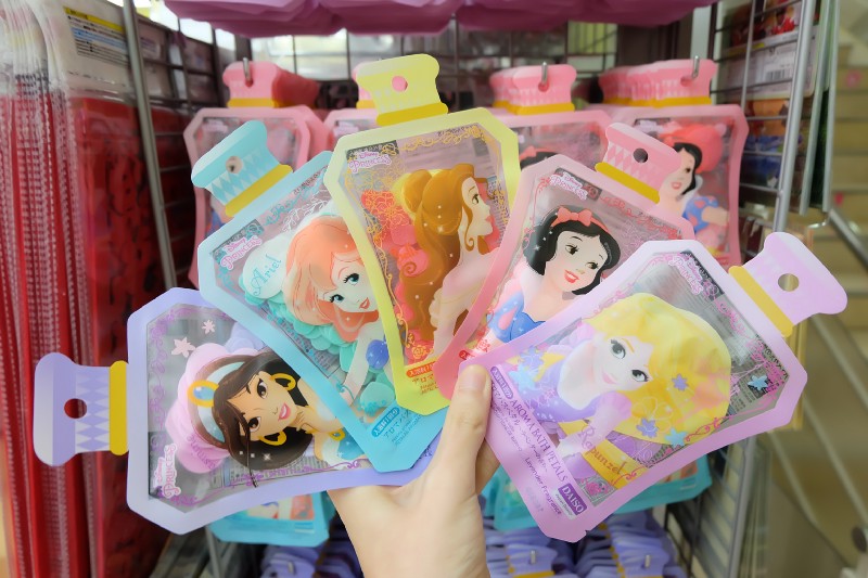 Bath petals with popular Disney princesses 
