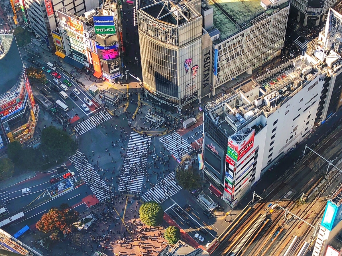 TOKYO, JAPON - JUIN 21 2023 : de grandes foules empruntent le célèbre Shibuya  Crossing dans un quartier commerçant animé de Tokyo, au Japon Photo Stock -  Alamy