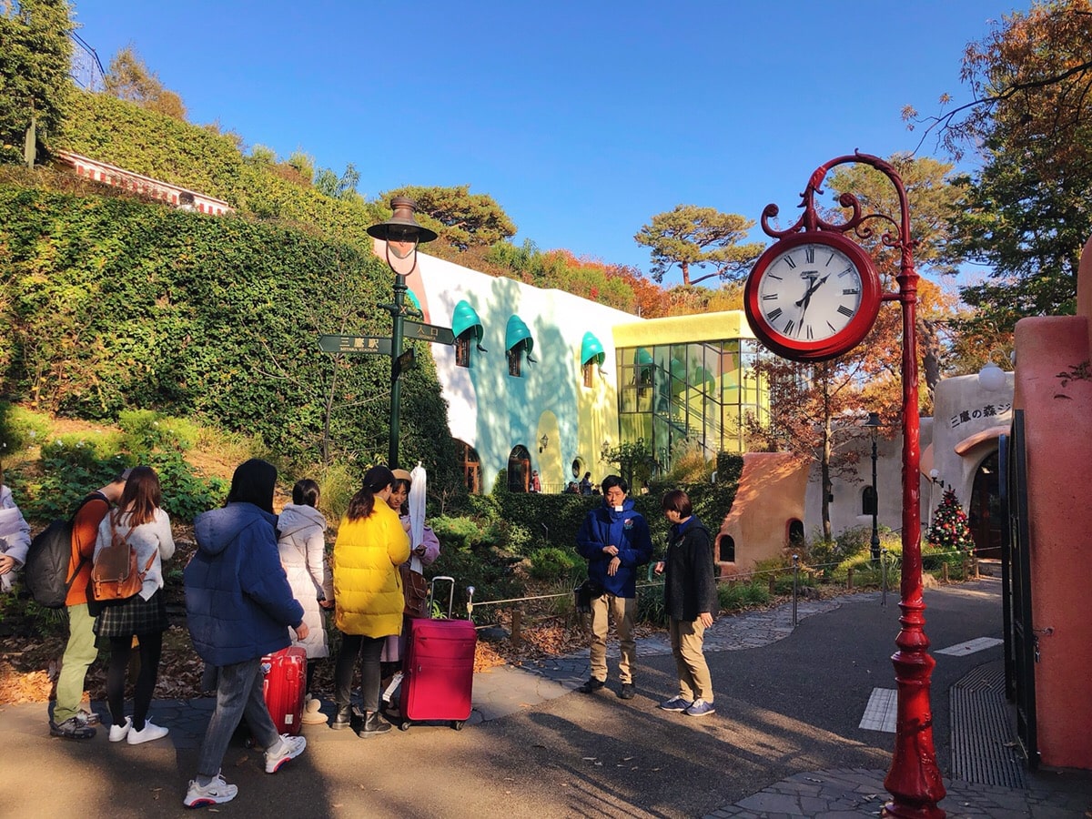 The red clock standing near an entrance of Ghibli Museum and queuing people