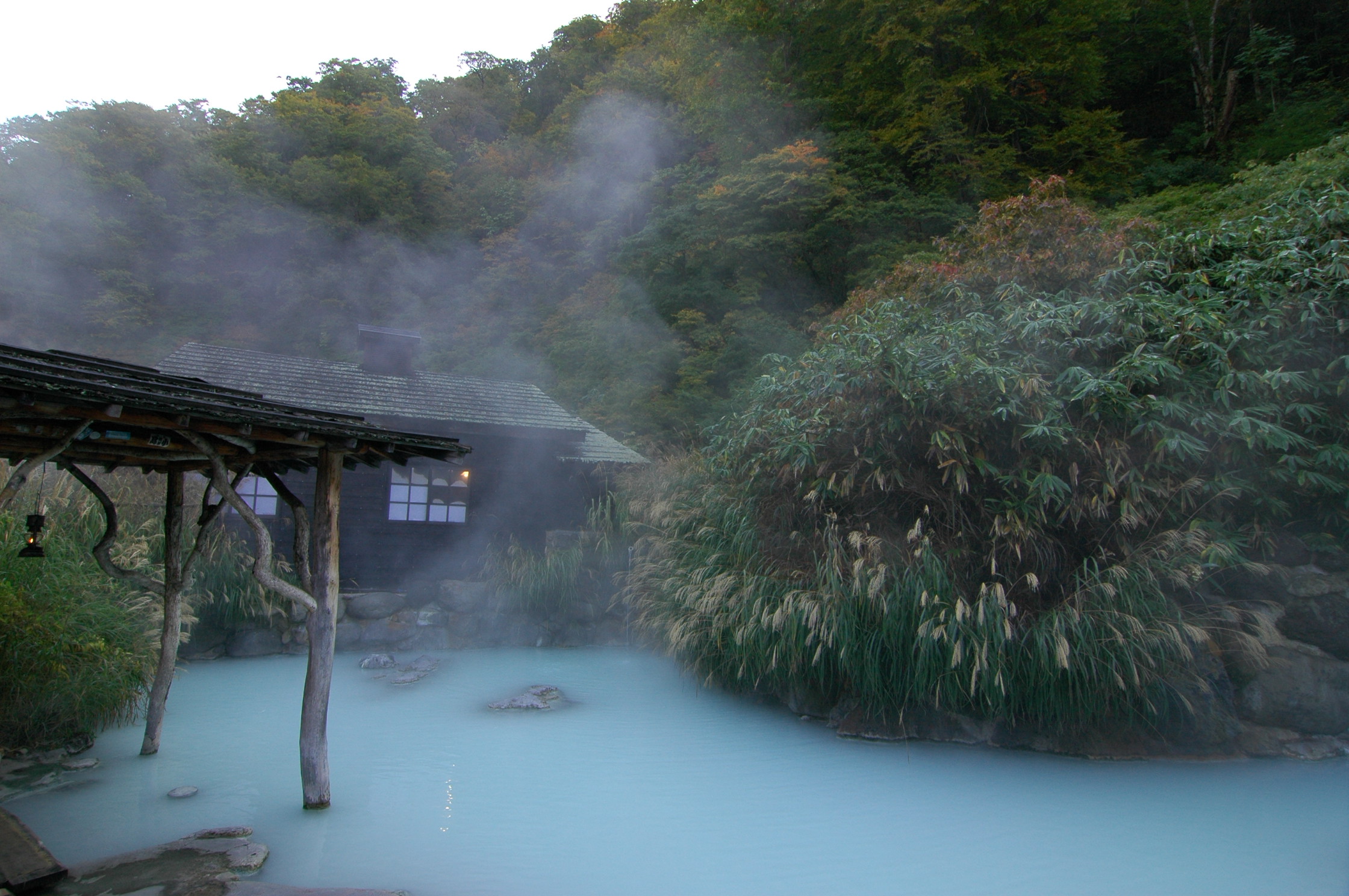 Горячий японский. Нюто онсэн. Tsurunoyu Onsen / горячие источники Тсуруною. Сендай Япония горячие источники. Японские термальные источники Паттайя.