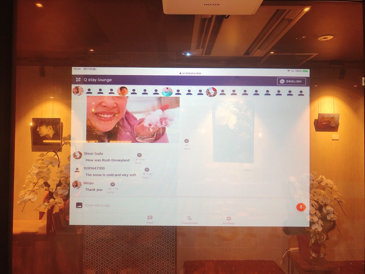 Chats with the multilingual chat tool on a large screen