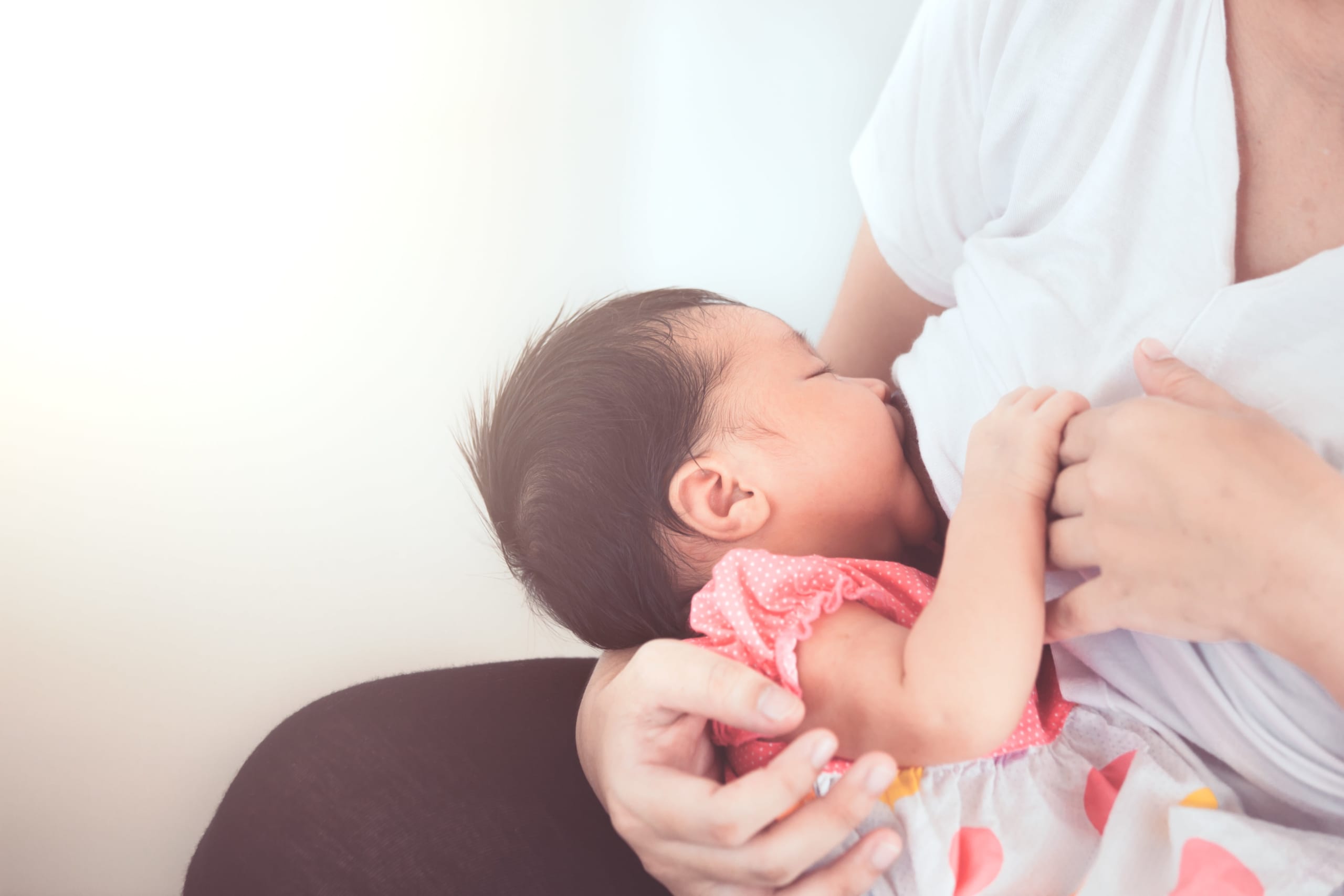 Menyusui. Грудное вскармливание новорожденных. Женщина с грудным ребенком. Breastfeeding Newborn Baby. Фото кормление грудного ребенка.