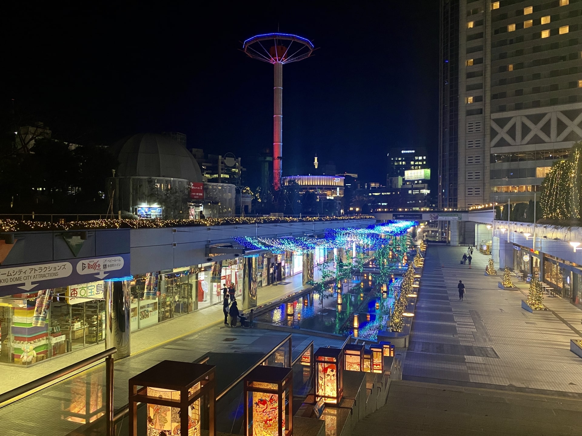 Tokyo Dome City at night