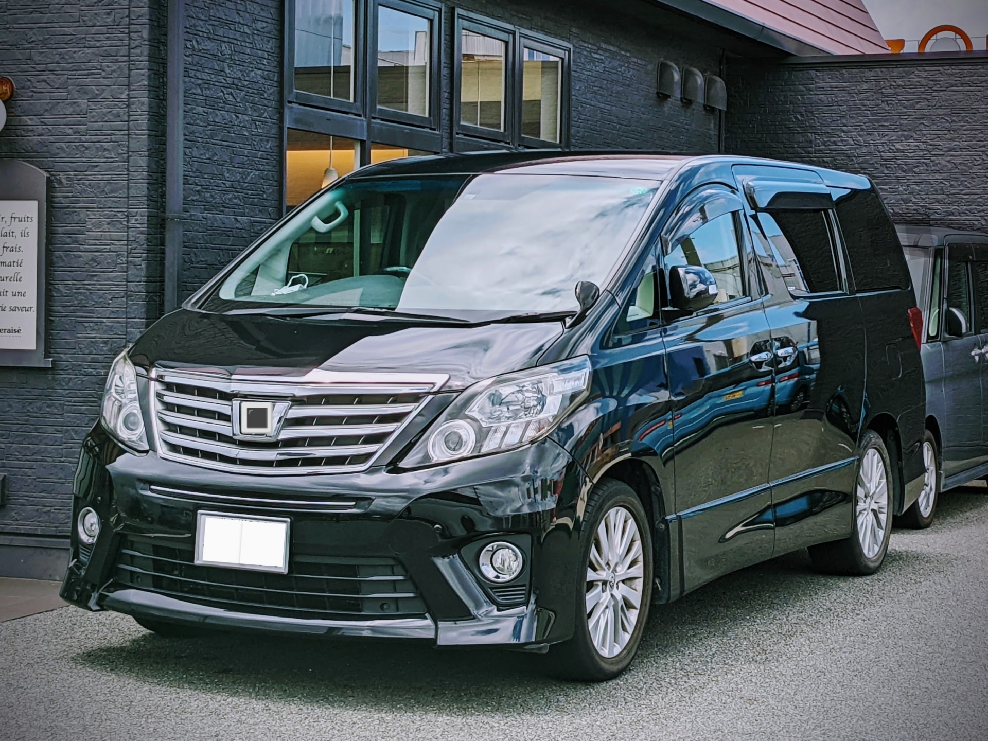 Toyota Alphard profile