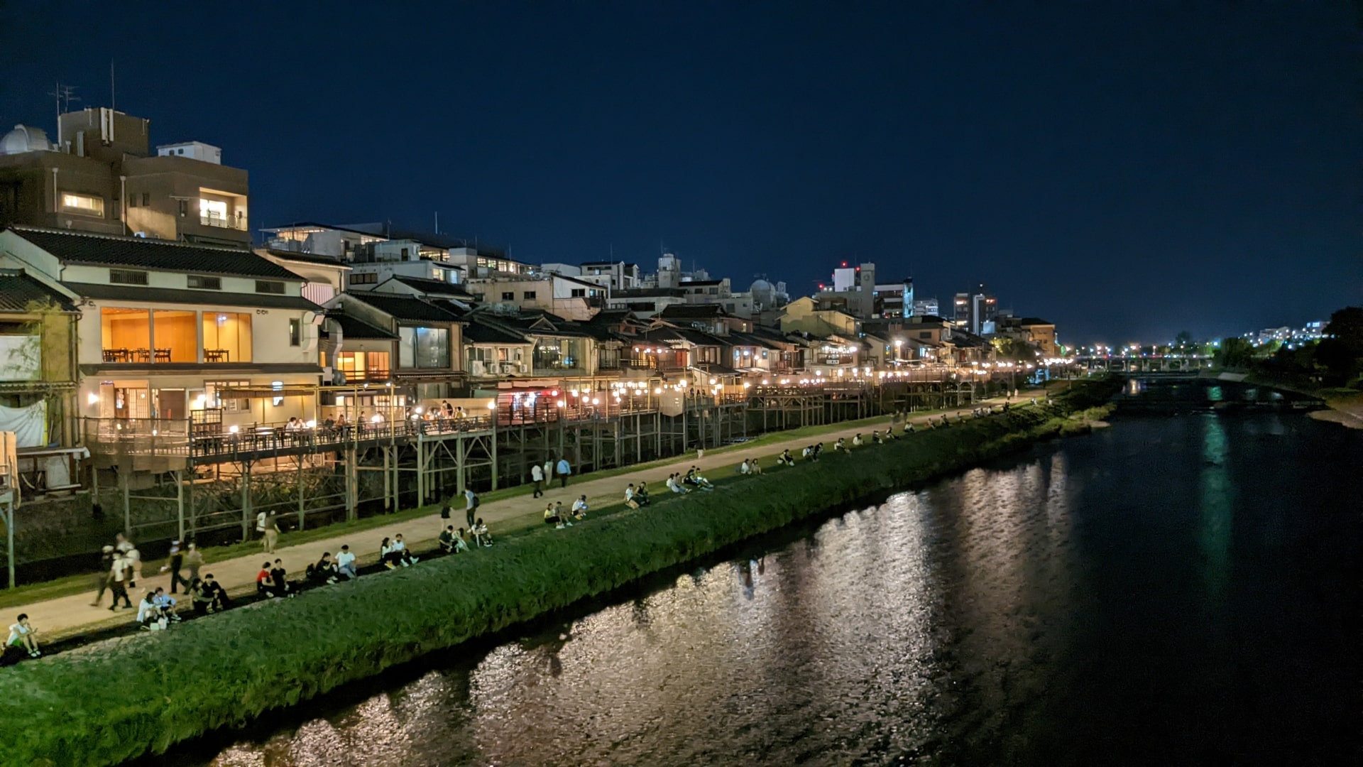 kamogawa at night