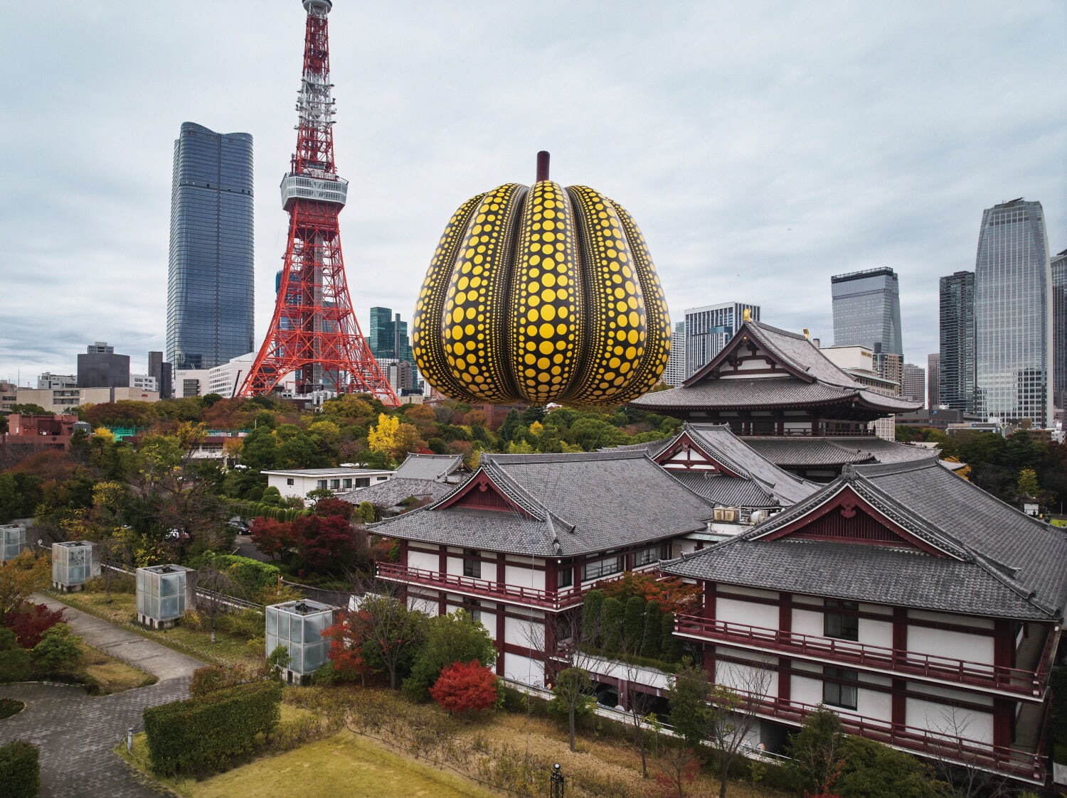 The gigantic Yayoi Kusama in front of the Louis Vuitton