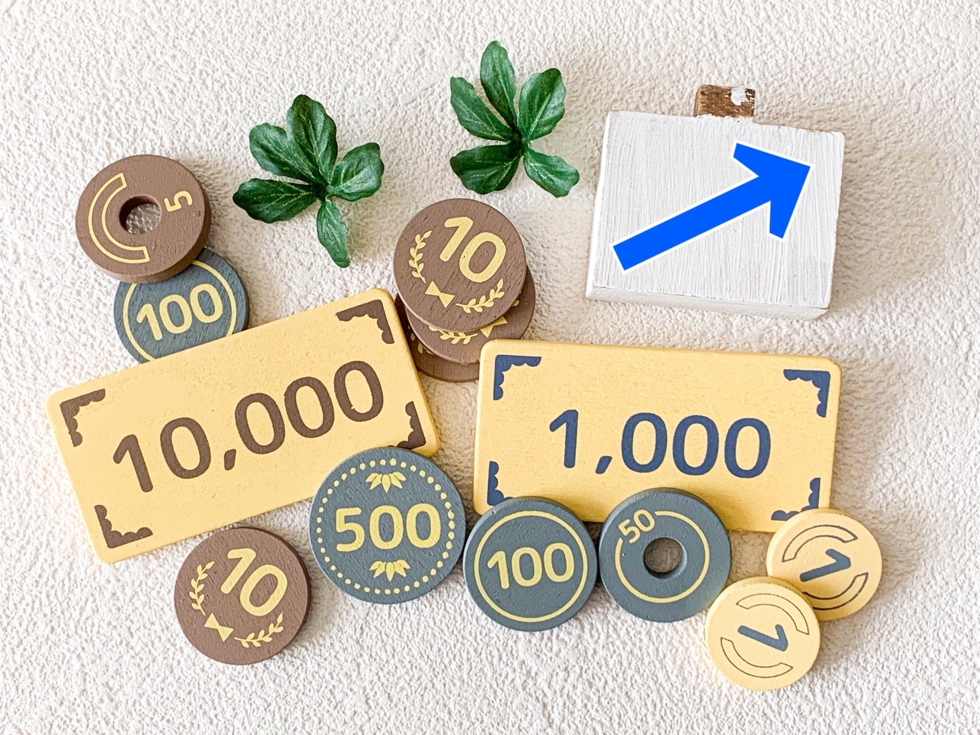 Wooden pieces representing Japanese coins and banknotes