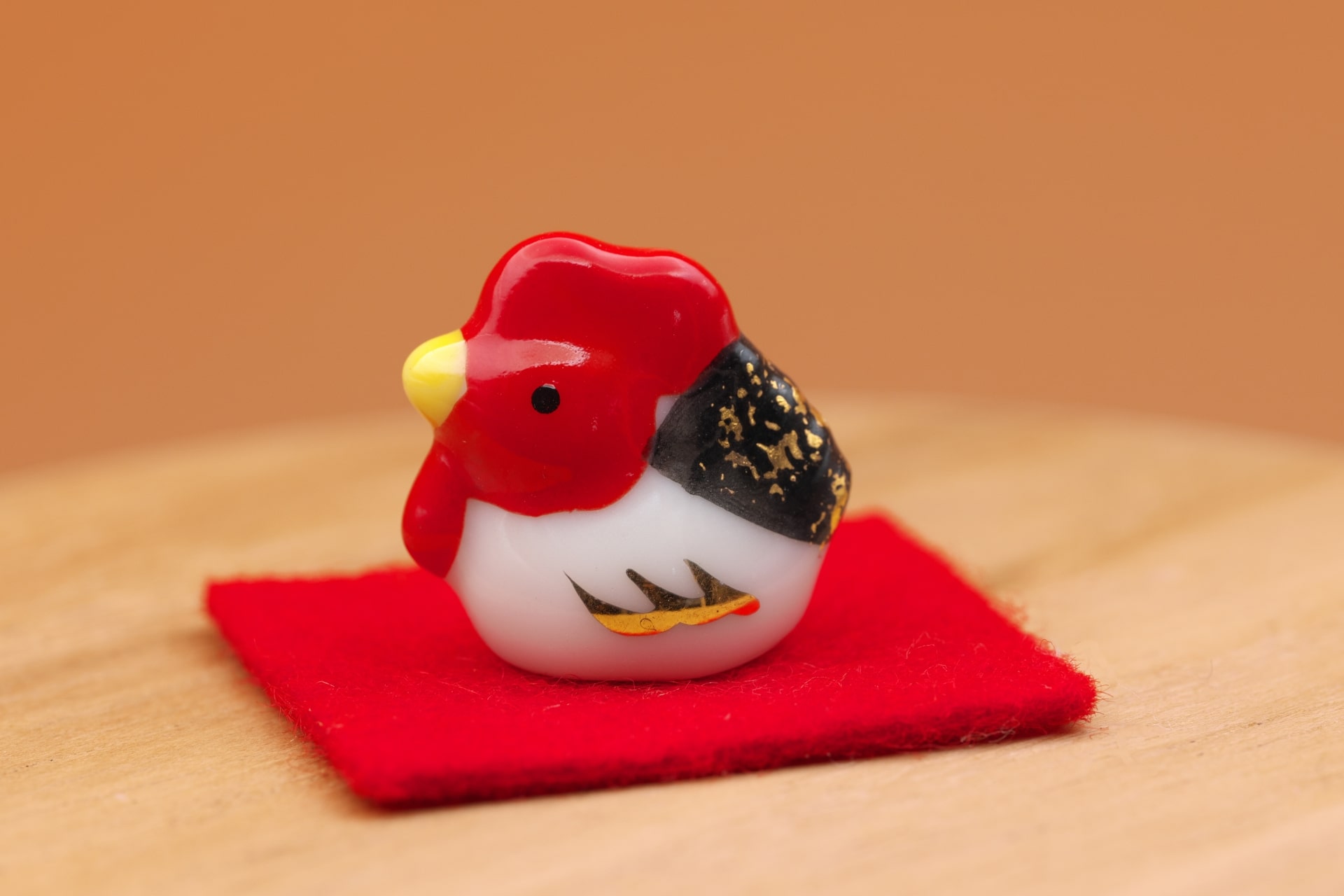 Small figurine depicting the rooster from Chinese Zodiac