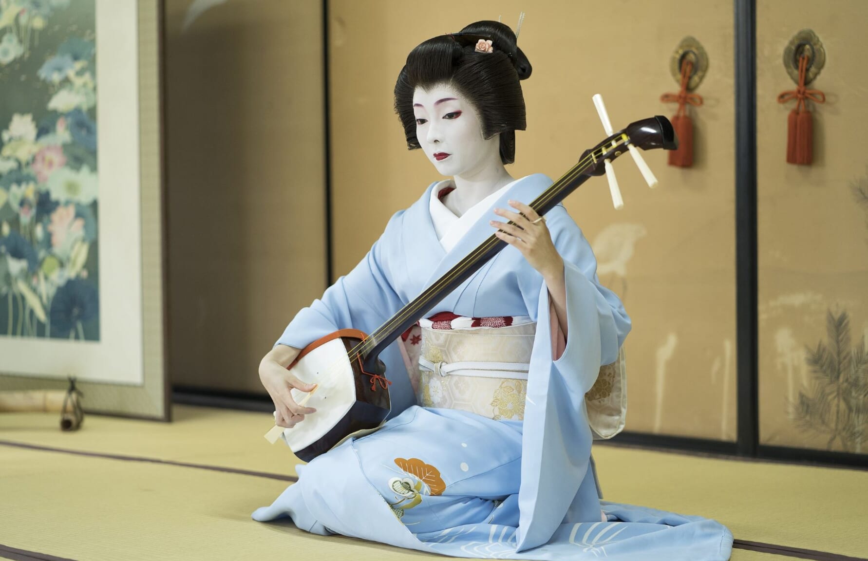 Geiko playing the shamisen