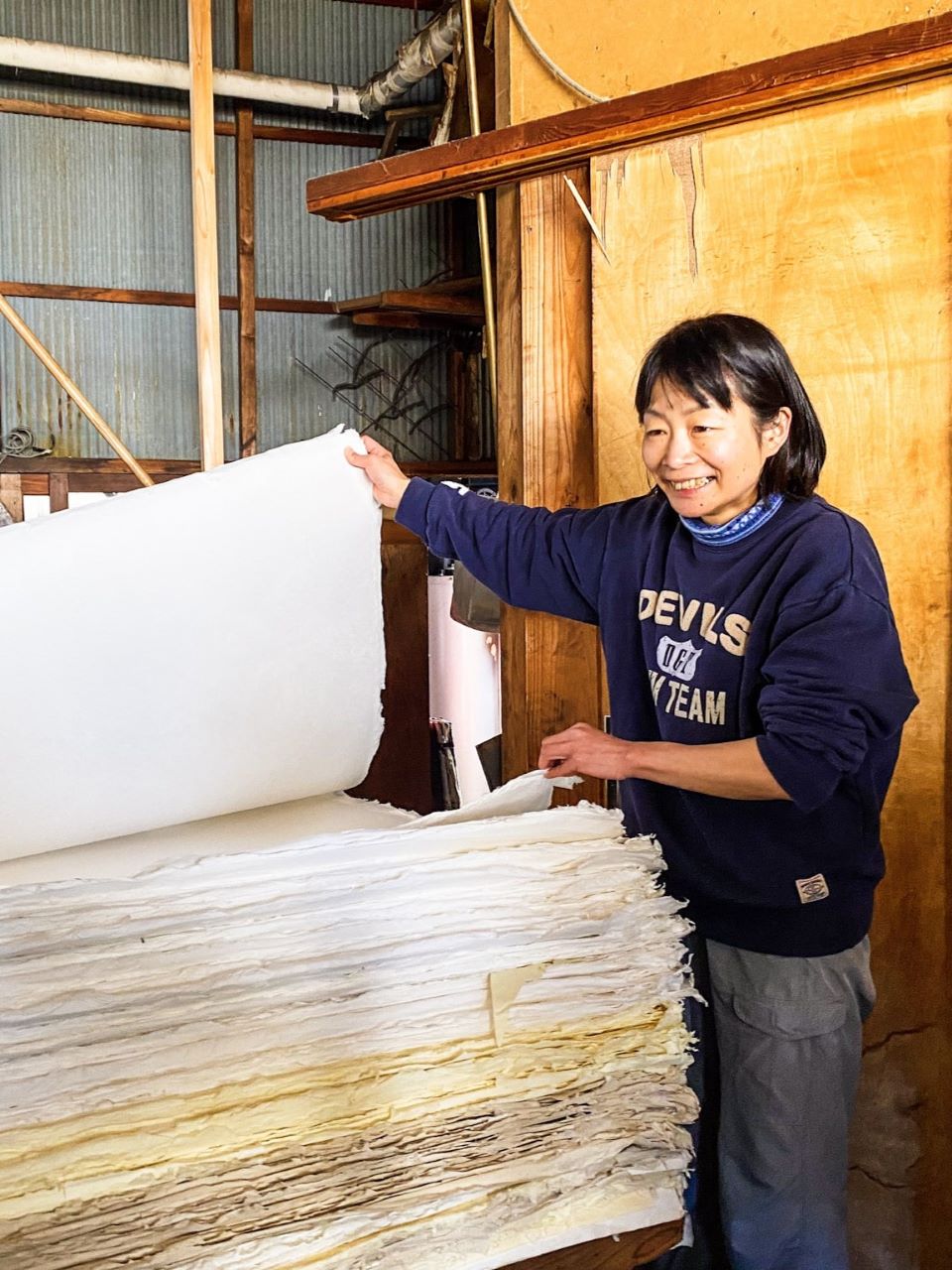-Igarashi Seishi owner showing paper made from food paper project