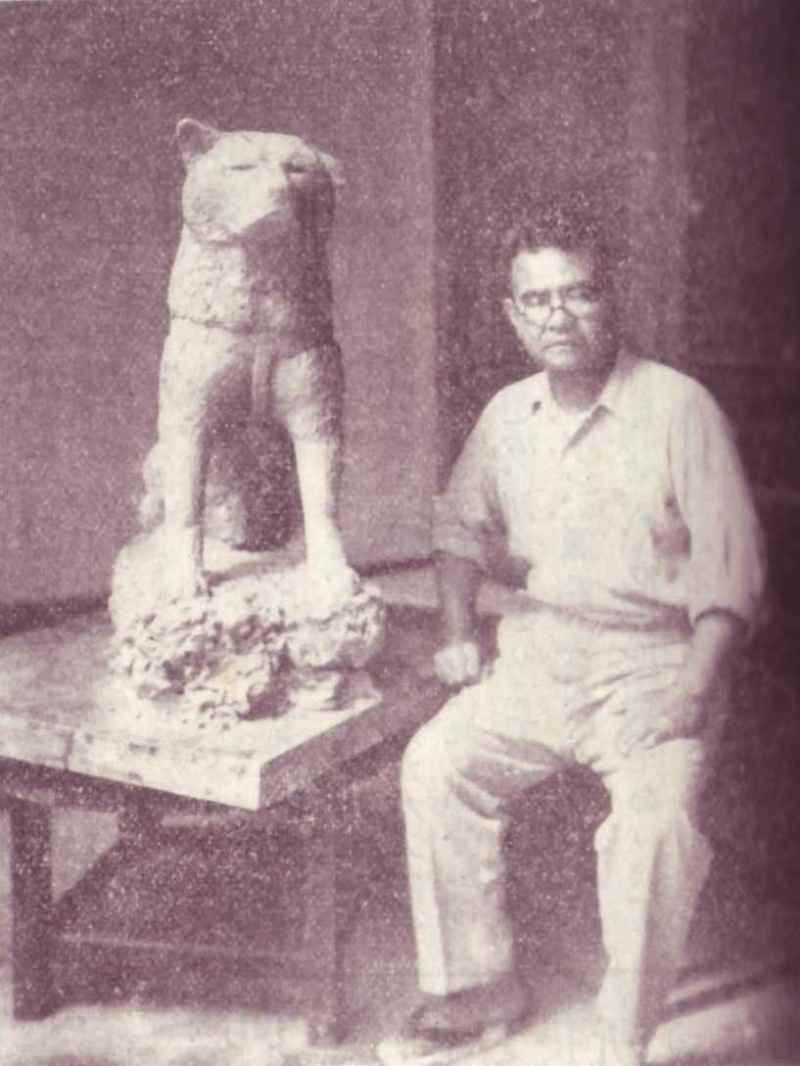 Teru Ando posing with plaster statue of Hachiko in 1933