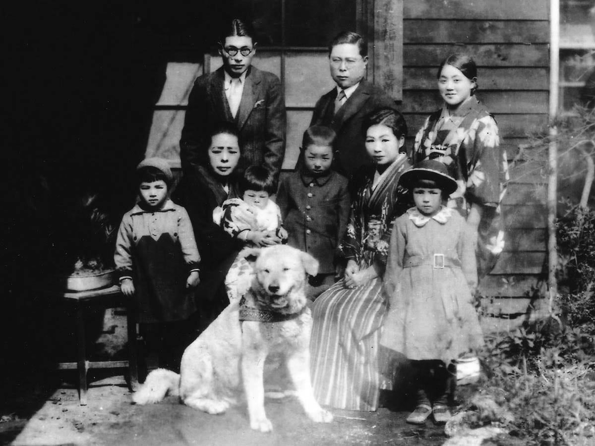 Ueno family posing with Hachiko