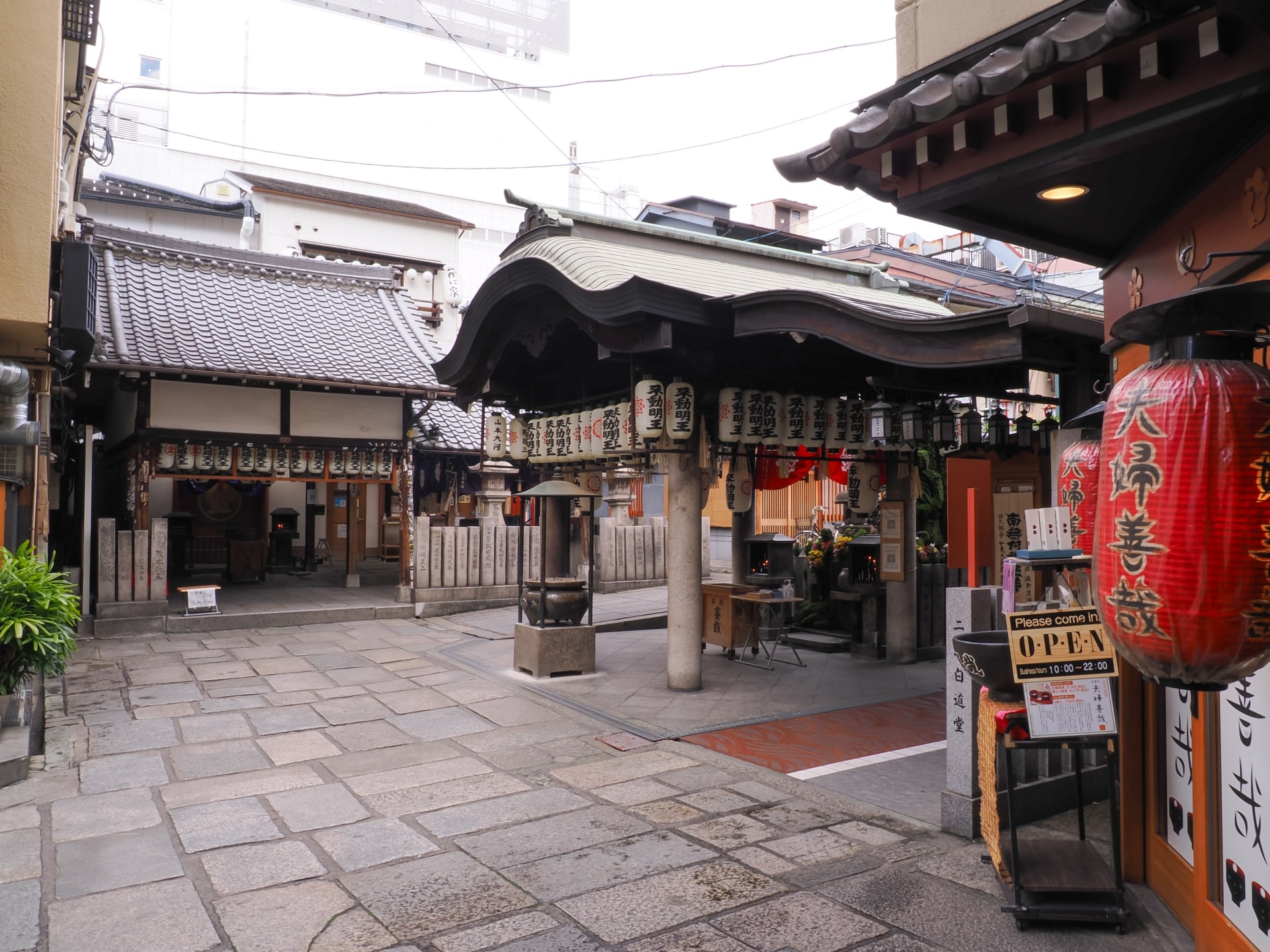 Hozenji Temple