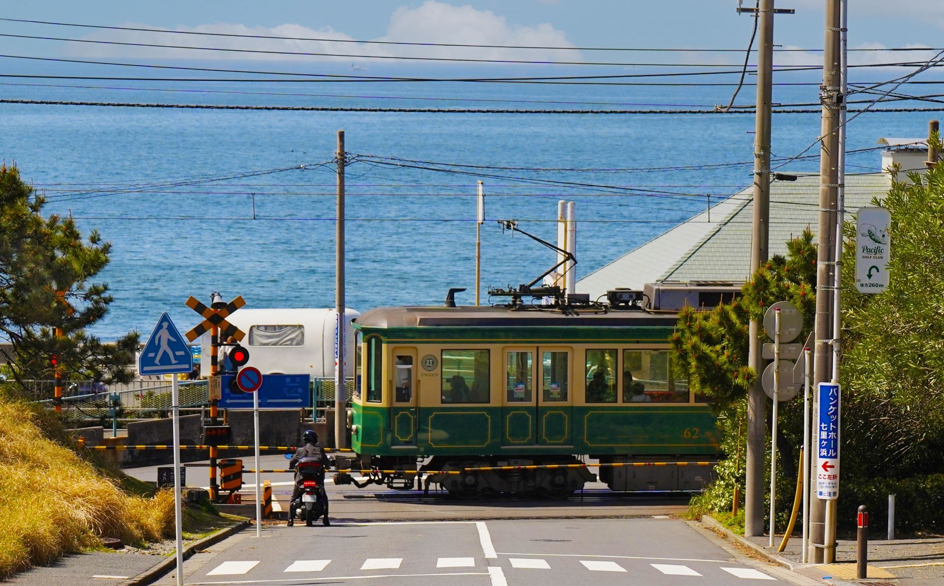 Enoden with sea in the background