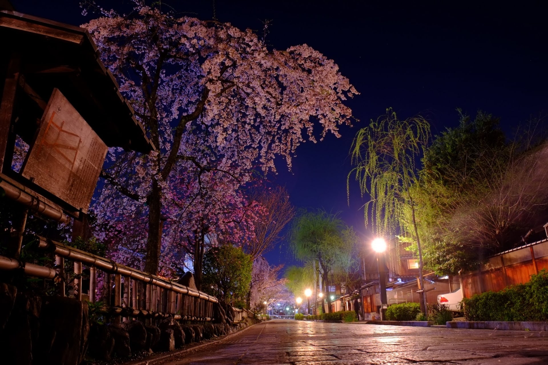 night view of Hanamikoji Street