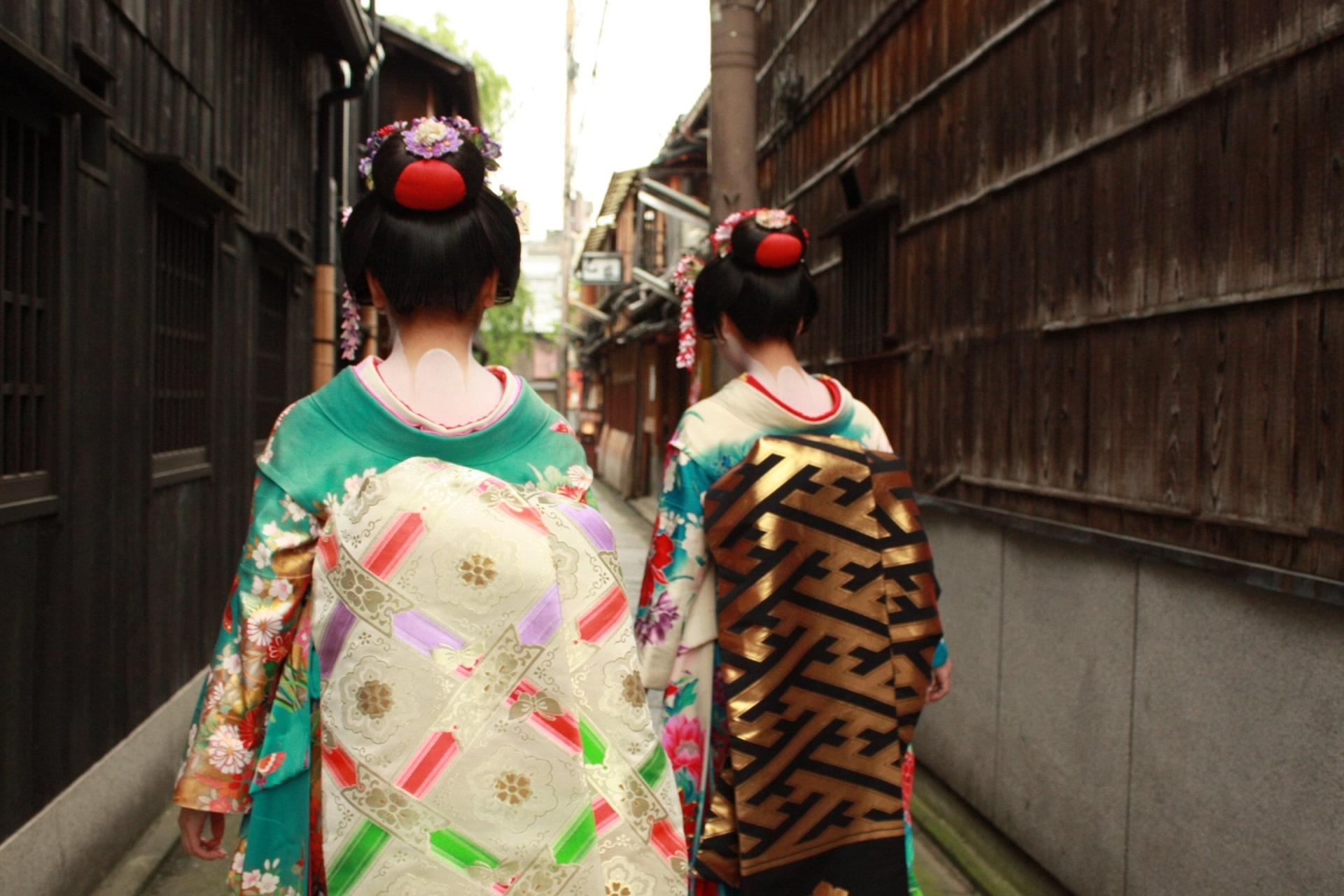 Maiko and Geiko in Hanamikoji Street