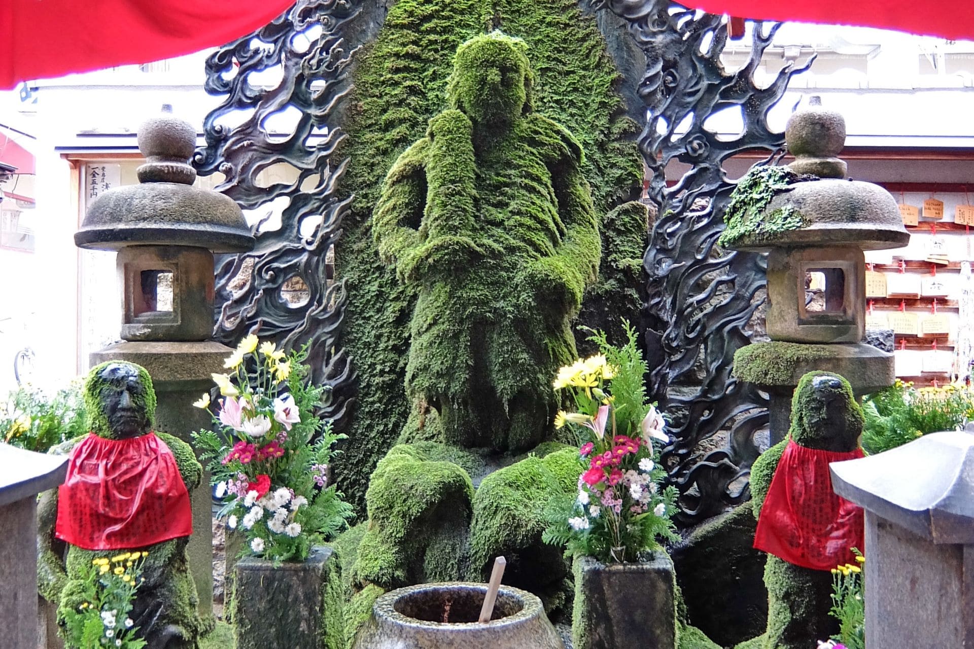 Moss-covered Fudo Myo-o at Hozenji