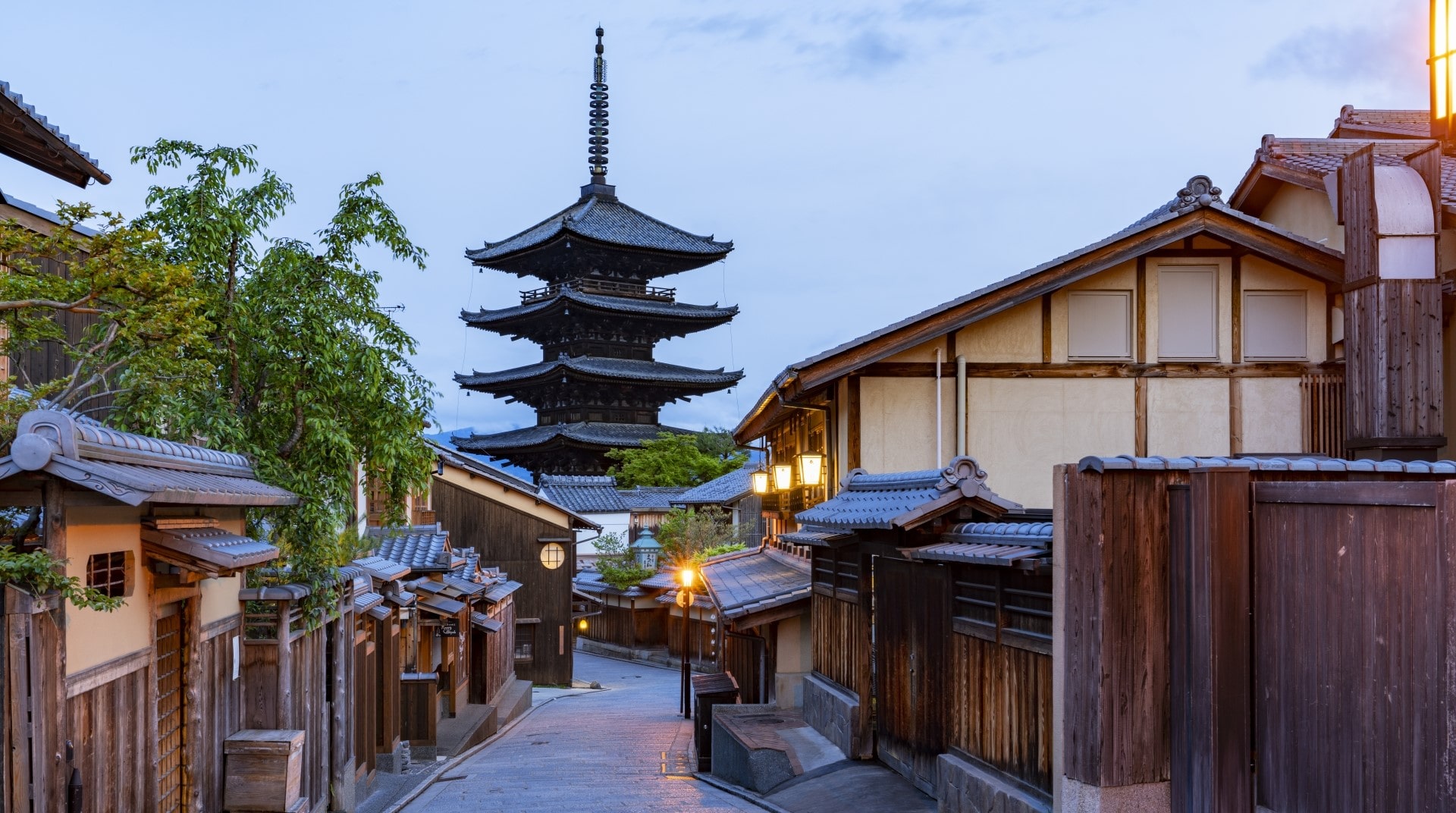 Walking around Hokan-ji Temple (Yasaka Pagoda)-min