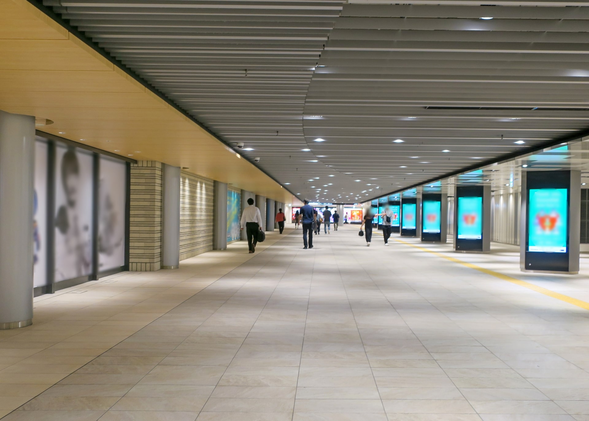 Underground passages connecting Osaka station with Umeda station and surrounding shopping complexes