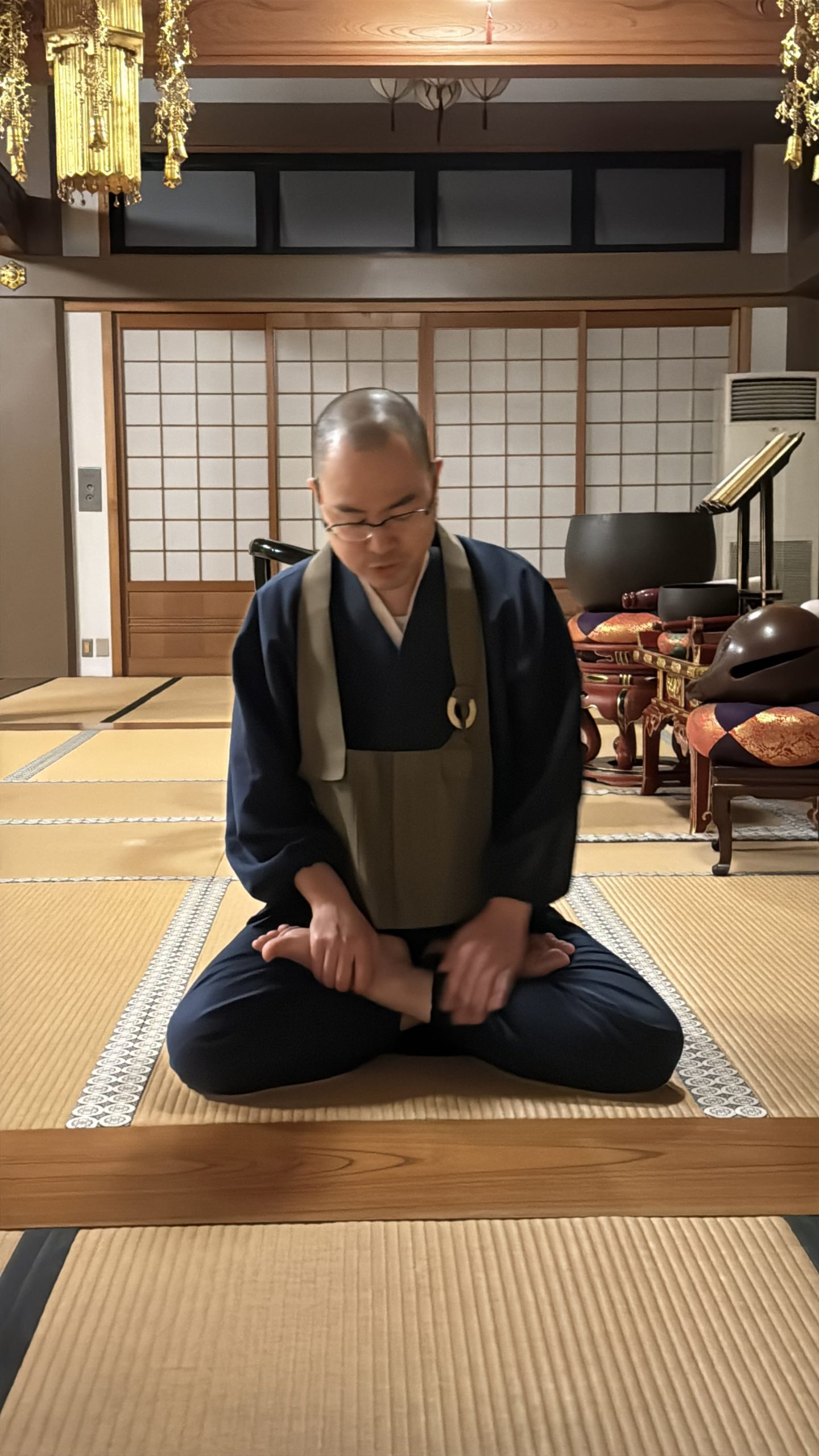 Zazen posture explanation at Denchuji Temple
