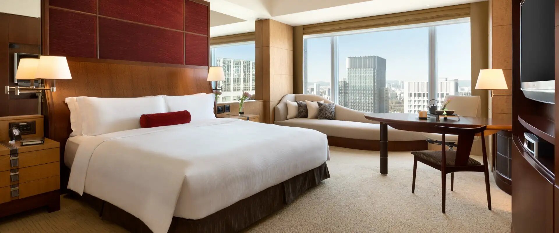 Deluxe Room at Shangri-La Hotel Tokyo