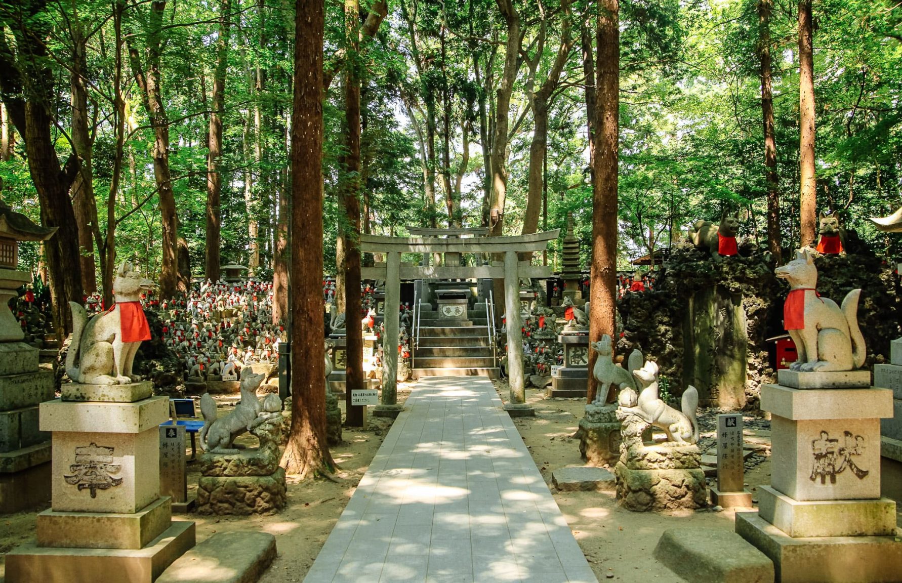 Fox statues at Toyokawa Inari Temple