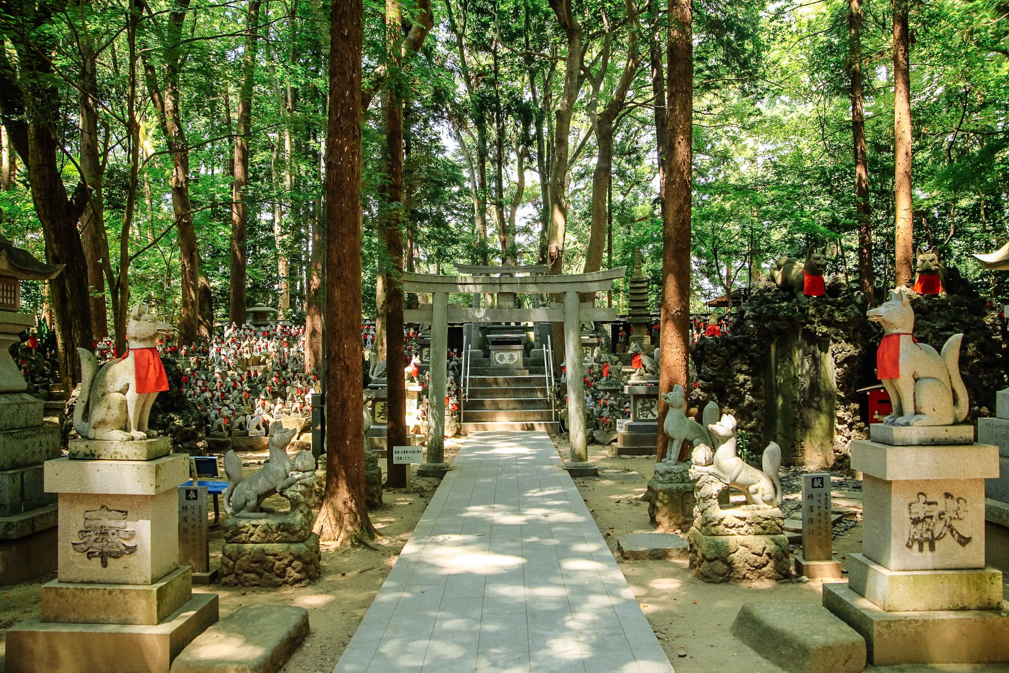 Fox statues at Toyokawa Inari Temple