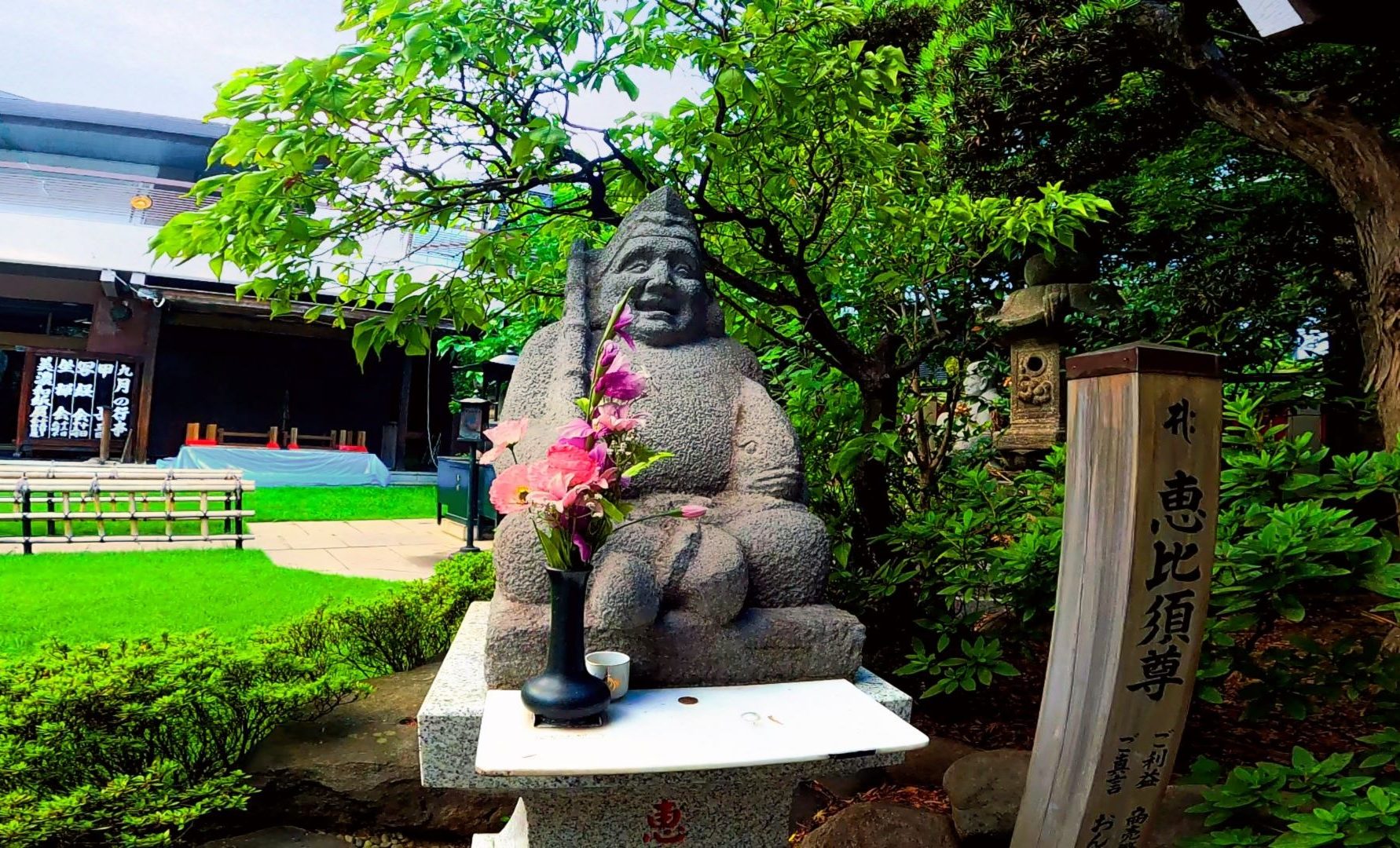 Statue ot Ebisu at Toyokawa Inari Tokyo Betsuin