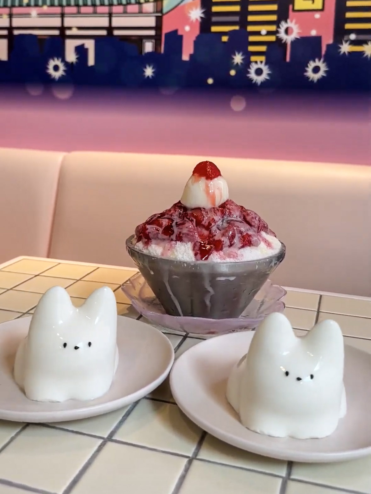 Bingsu and cat-shaped puddin at NAMCHINI 82