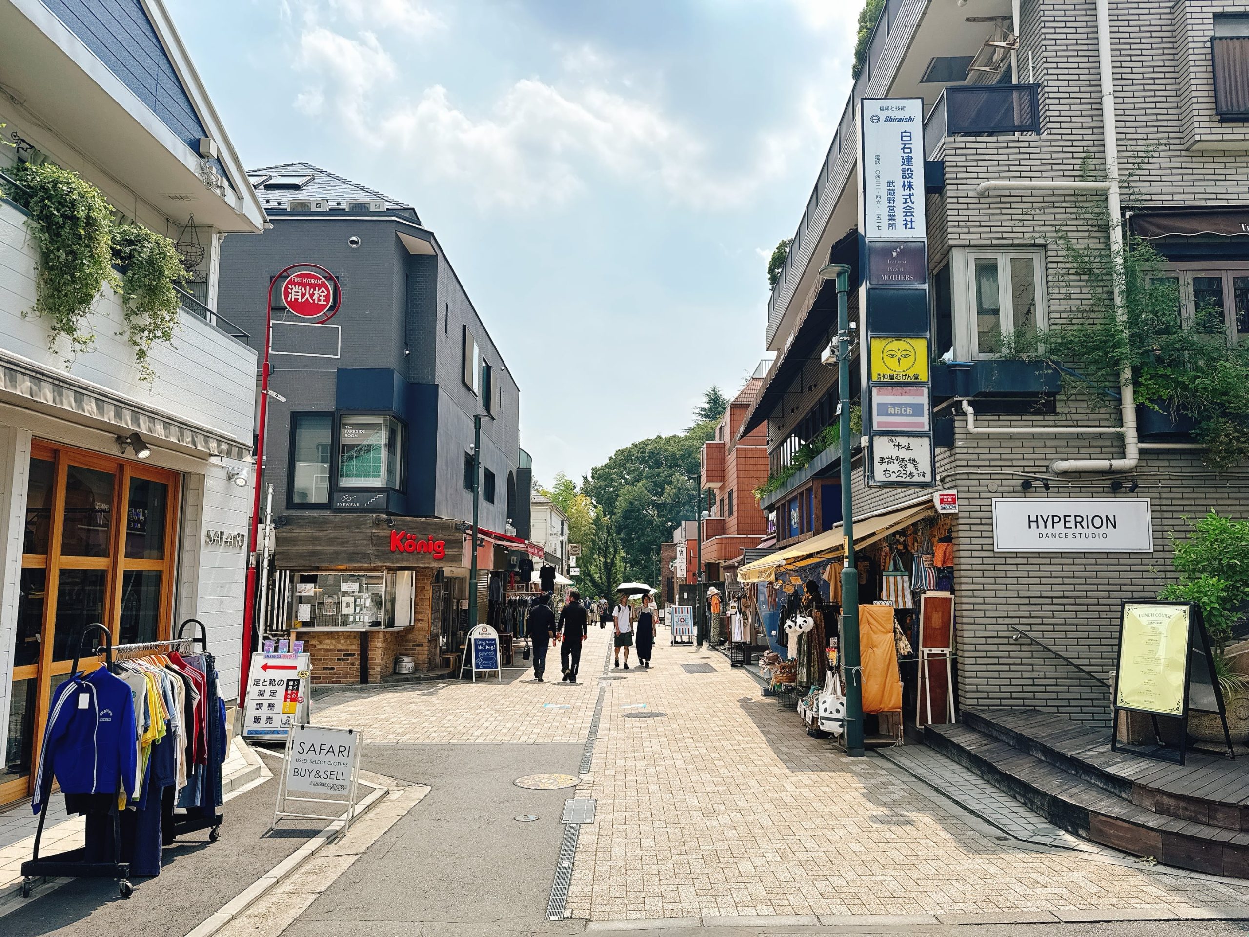 The street between the station and the park