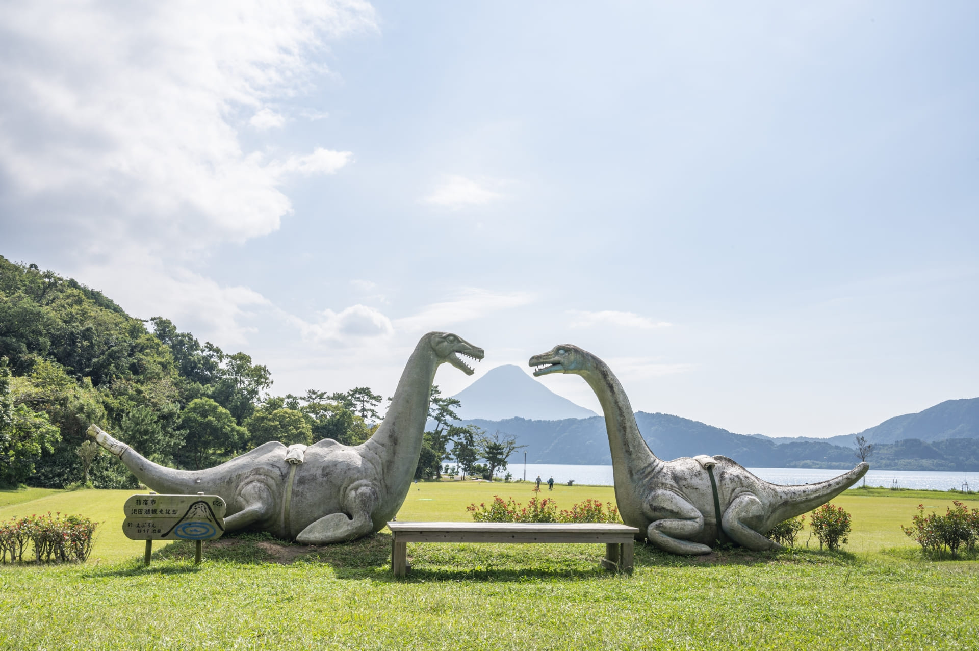 Issie statues at Lake Ikeda